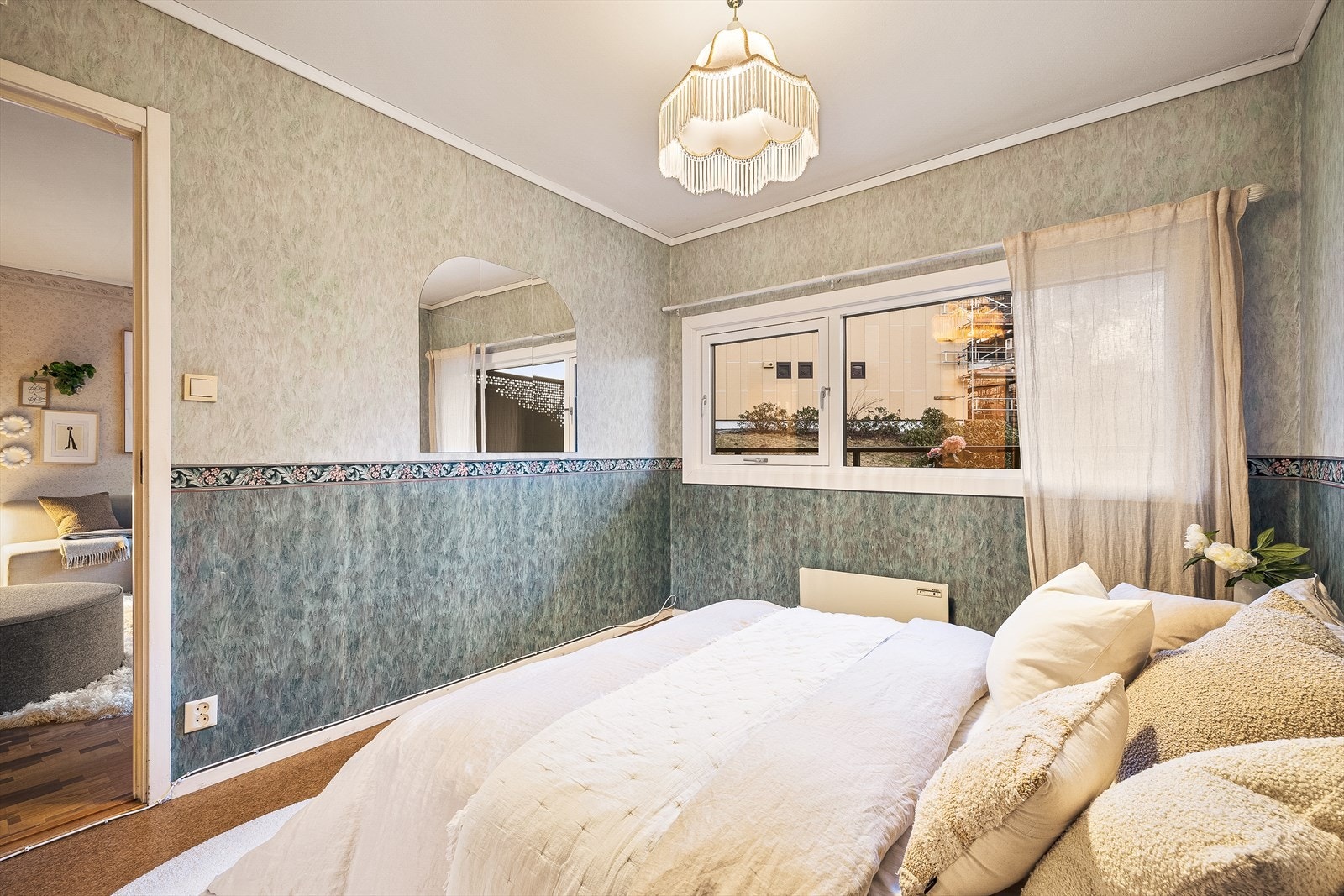 Alle soverommene har gulvbelegg på gulv. Soverom 1 har malt strie på vegger, mens soverom 2 og 3 har begge tapet på vegger. Galleribilde