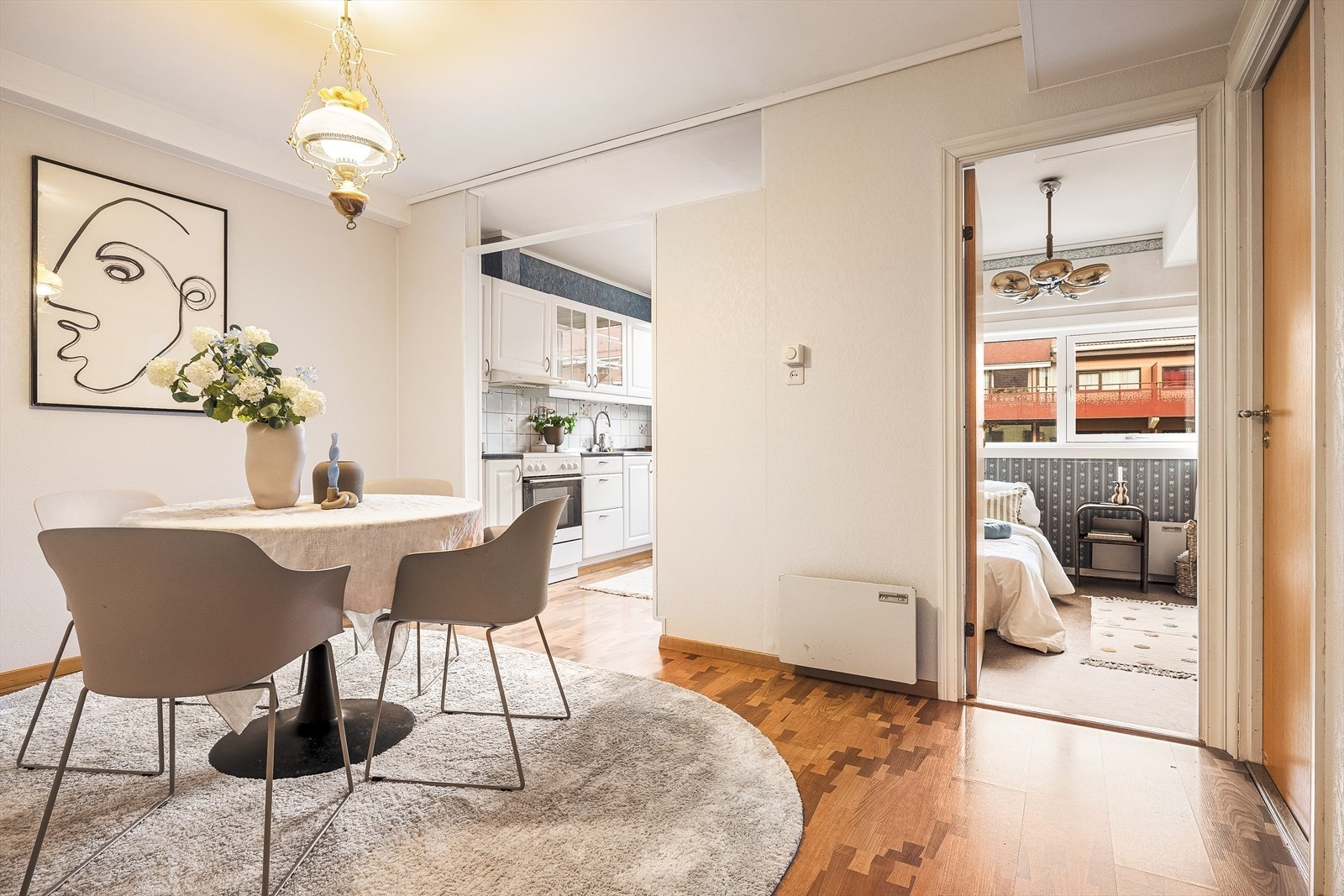 Laminat på gulv, malt strie på vegger og malt betong i himling. Galleribilde