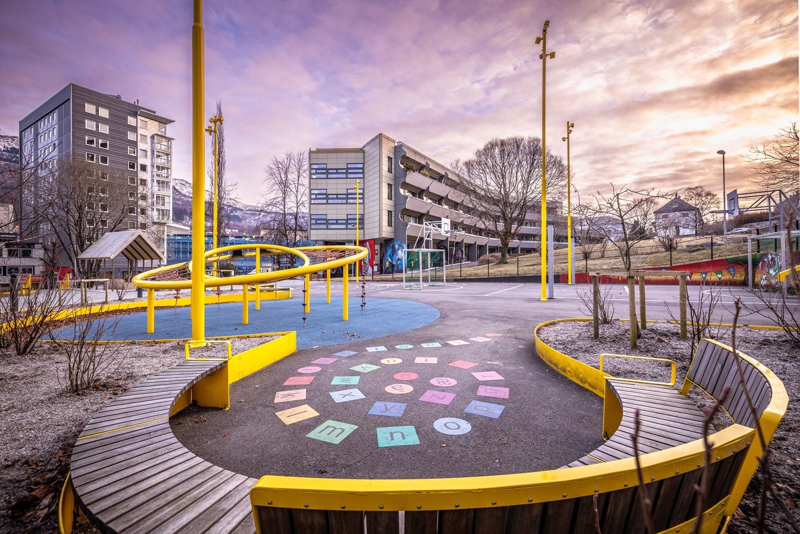 Flott flerbruks aktivitetssone for unge og barnefamilier. Her venter en flerbruksflate for ballspill, sykkellek, og nabolagssamlinger. Her er trampoline, klatrelek og bocciabane, spise- og oppholdssoner med fellesgrill og soner for tilbaketrukket samvær. Galleribilde