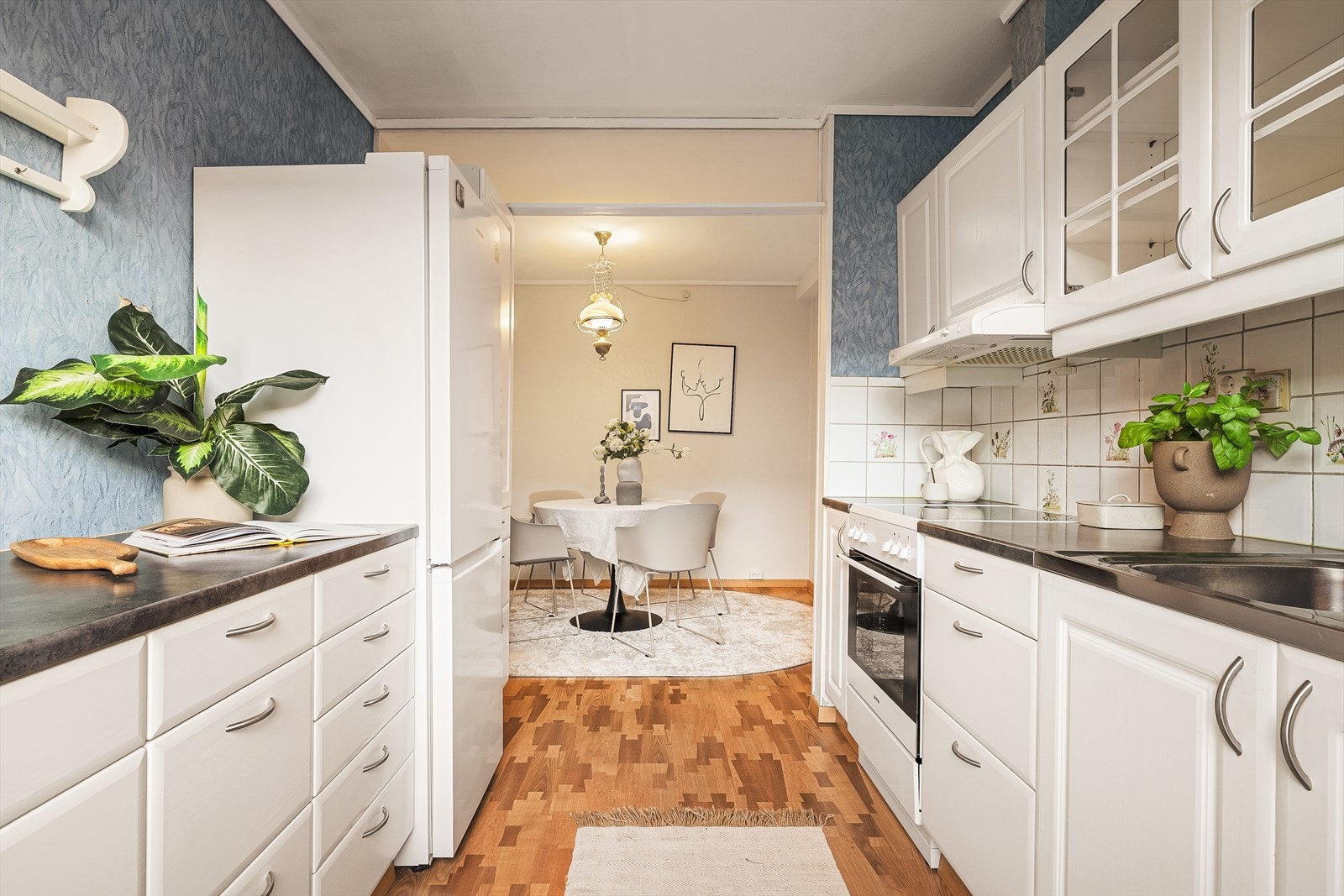 Kjøkkeninnredning med profilerte fronter. Galleribilde