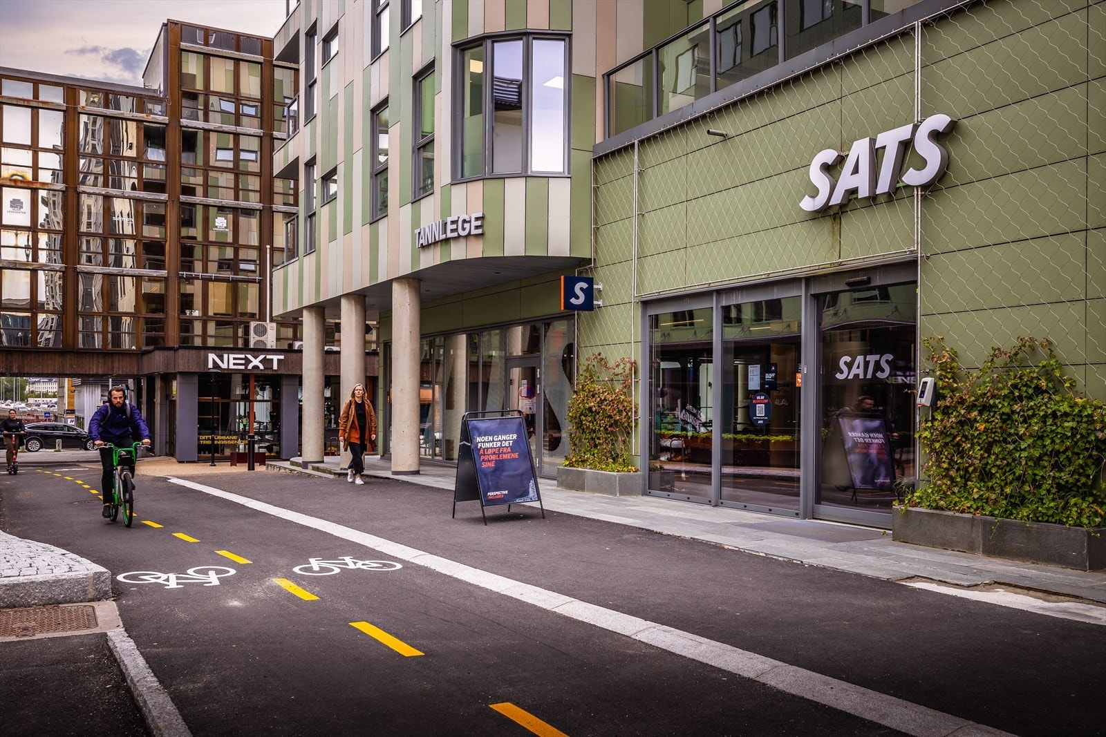 Moderne nabolag med frisør, tannlege, flere treningssenter, dagligvarer, apotek, legevakt og bakeri innen gangavstand. Galleribilde