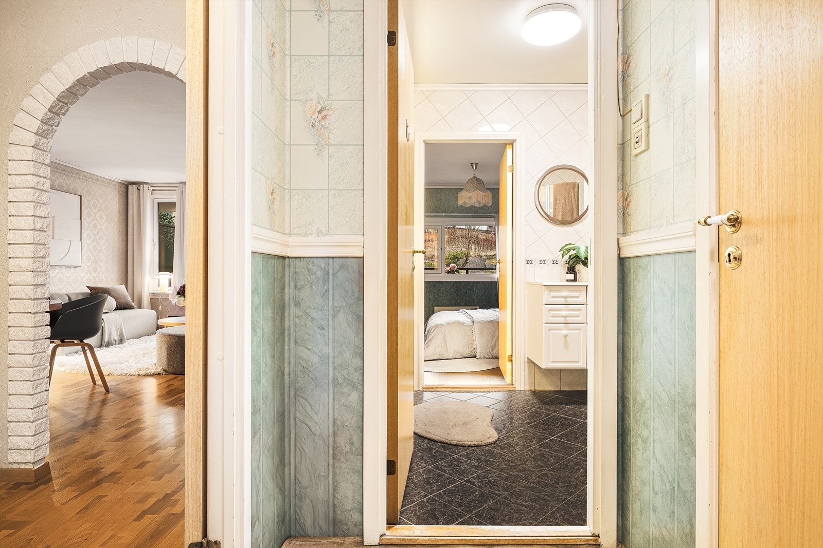 Laminat på gulv, malt strie på vegger og malt betong i himling. Galleribilde