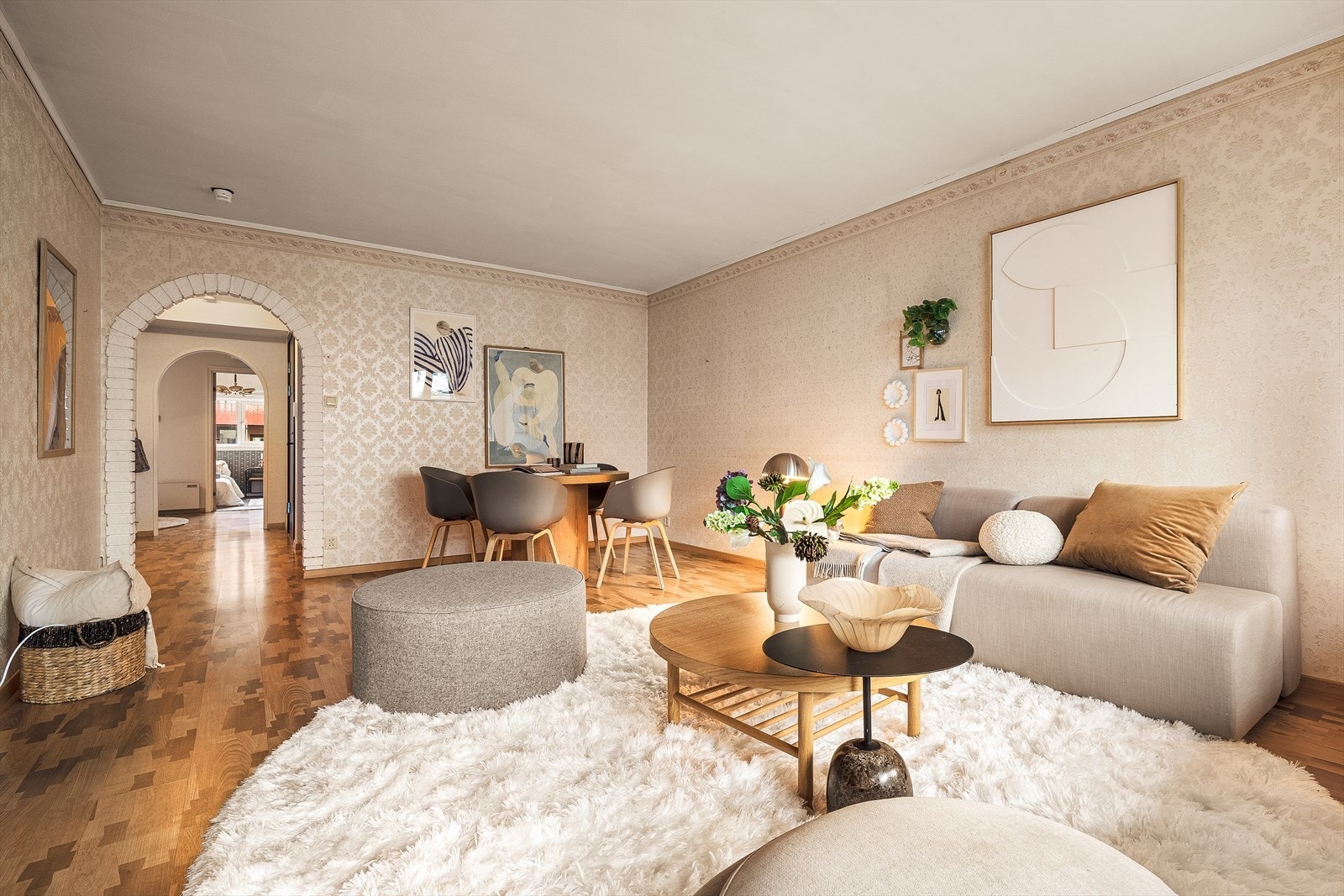 Leiligheten har en sør-vestvendt beliggenhet med utsikt over nærområdet. Galleribilde