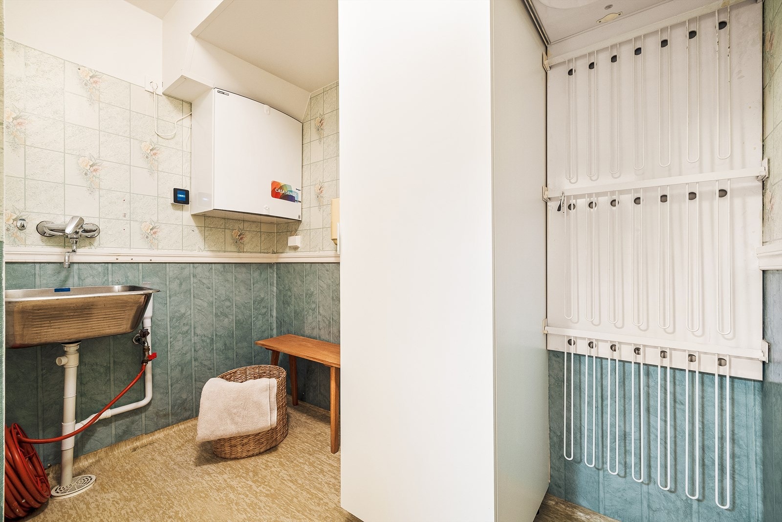 Praktisk vaskerom med rustfritt stålkum og god oppbevarings- og tørkeplass. Perfekt for effektiv klesvask i hverdagen. Galleribilde