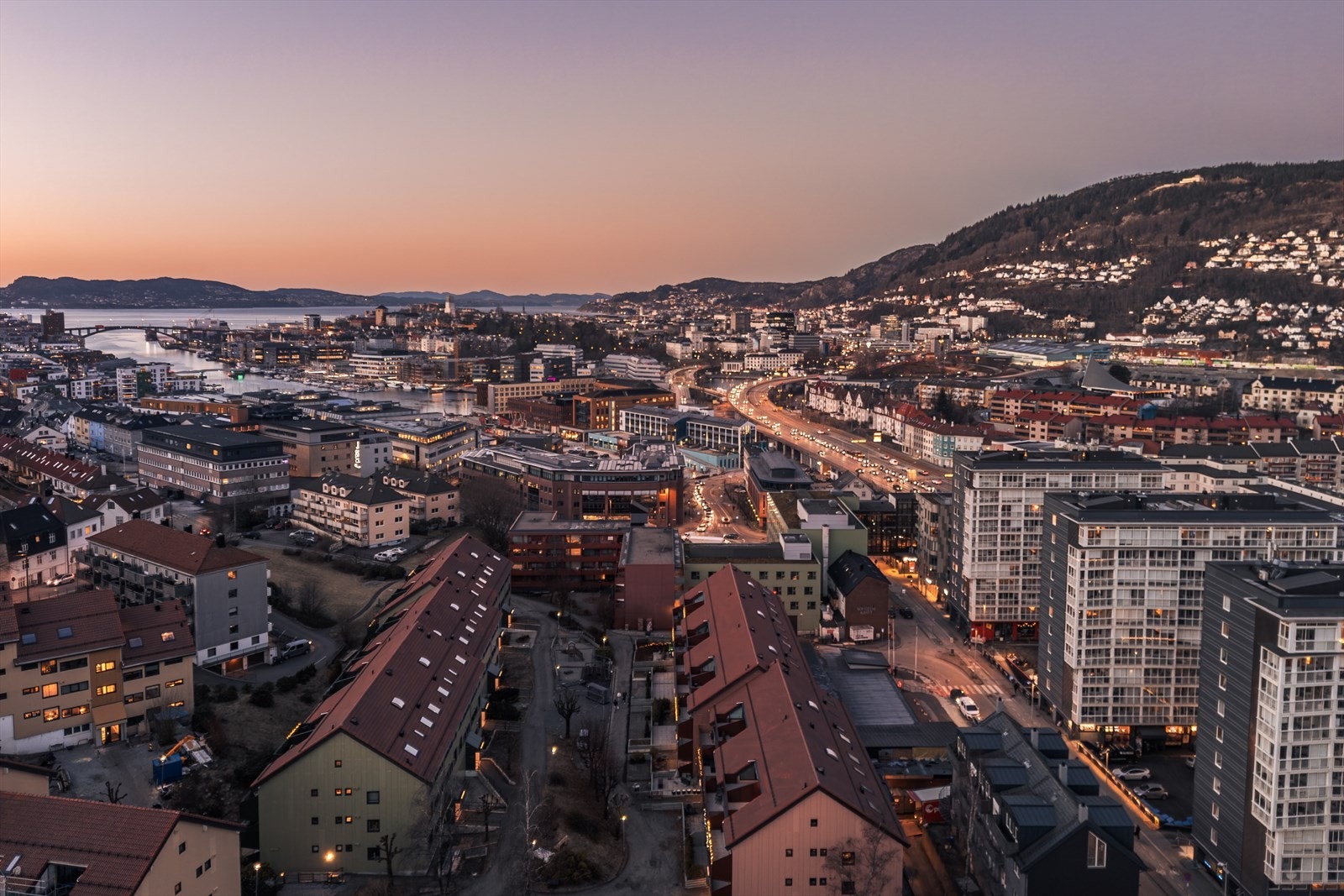 Området er hovedsakelig bebygd med tilsvarende bebyggelse og næringsbygg. Galleribilde