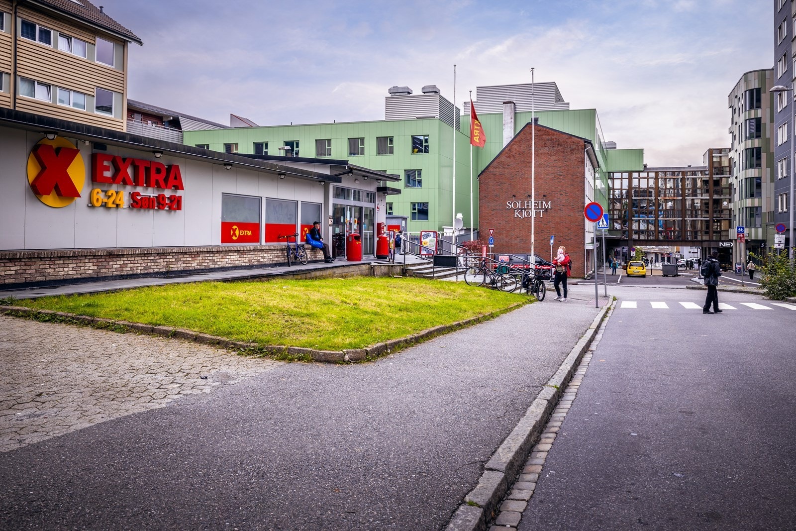 Nærbutikk med post i butikk og PostNord som er søndagsåpen. Butikken har åpningstider fra 06.00 til 24.00 alle hverdager (09.00-21.00 om søndager). Galleribilde
