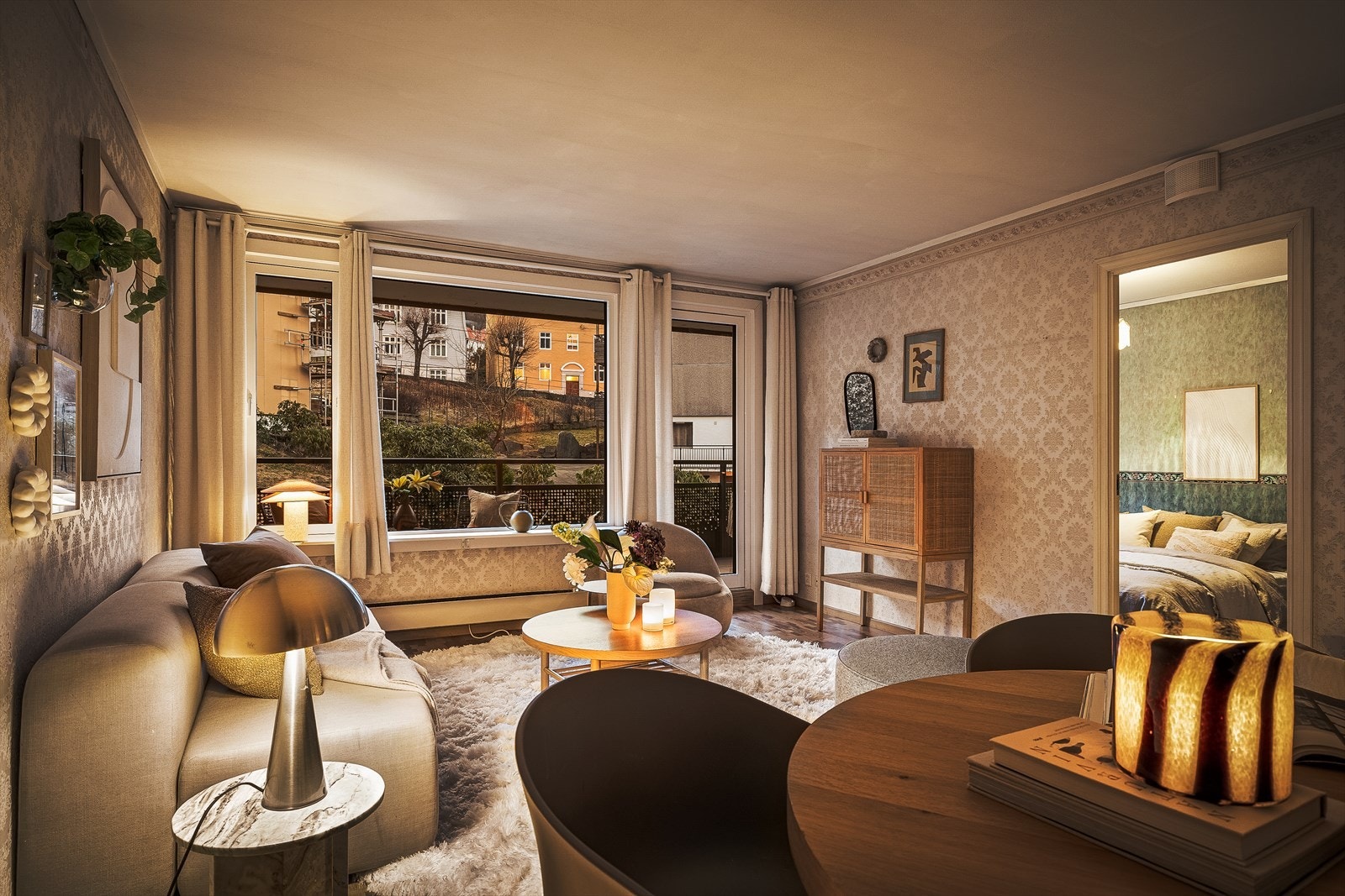 Lys og trivelig stue med stor vindusflate som gir godt med lysinnfall til rommet. Galleribilde