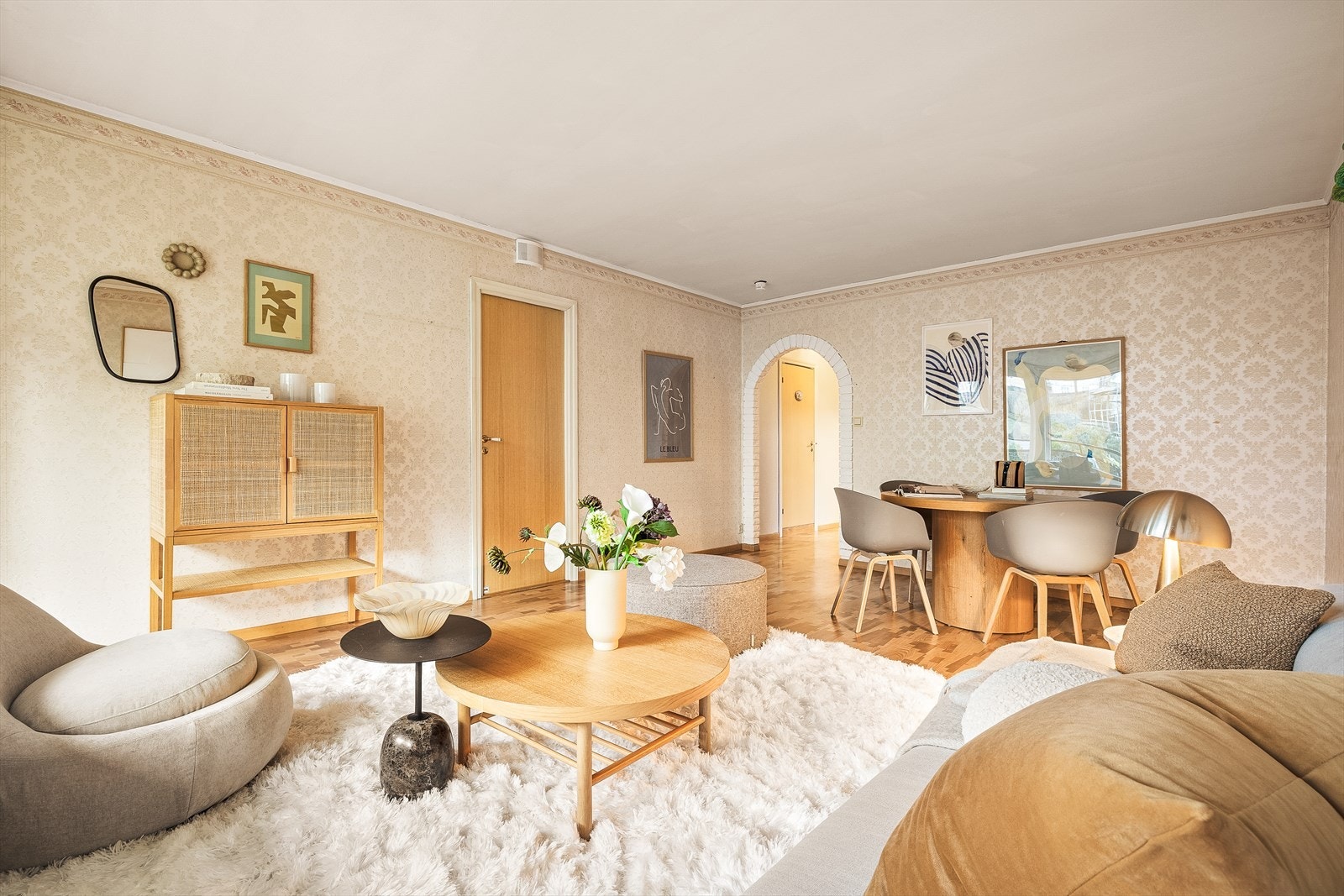 Plass til spisebord og sofagruppe. Galleribilde