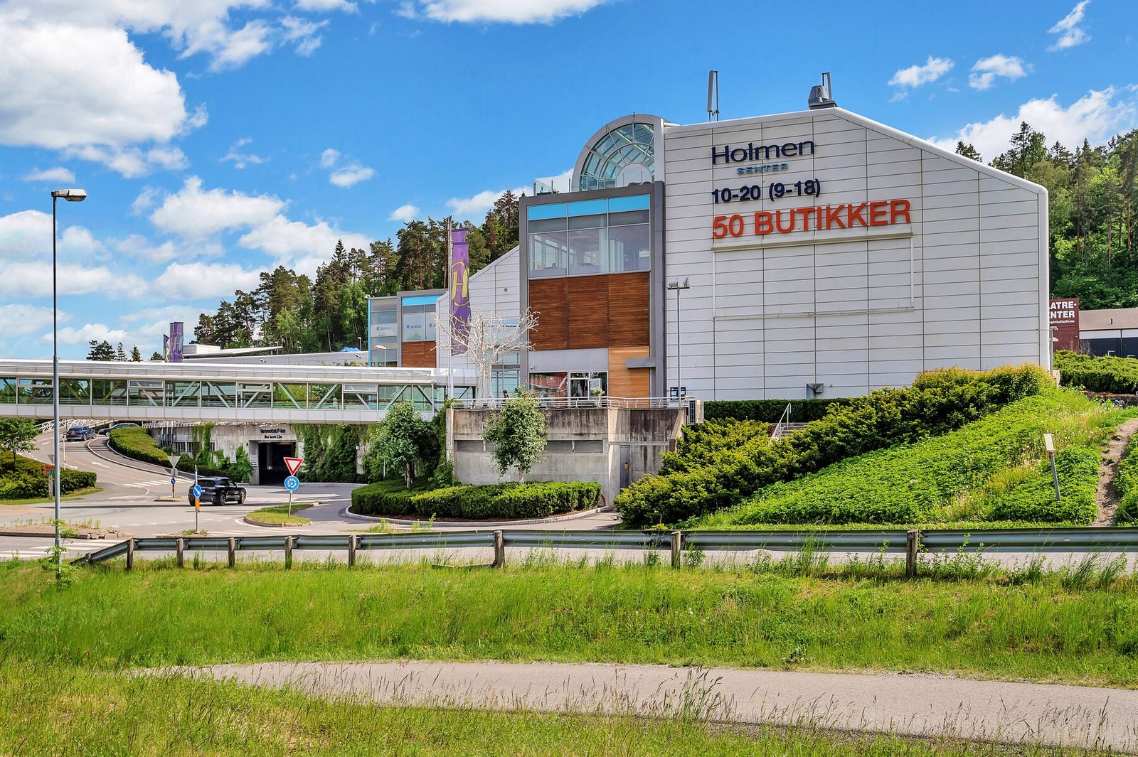 Holmen senter ligger kun noen minutter fra boligen, noe som gjør det lett tilgjengelig ihverdagen for både dagligvarebutikker, apotek, kafeer, treningssentre og øvrige service tilbud. Galleribilde