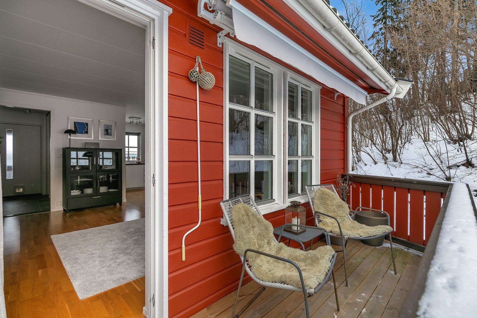 Verandaen blir en forlengelse av stuen i sommermånedene. Galleribilde