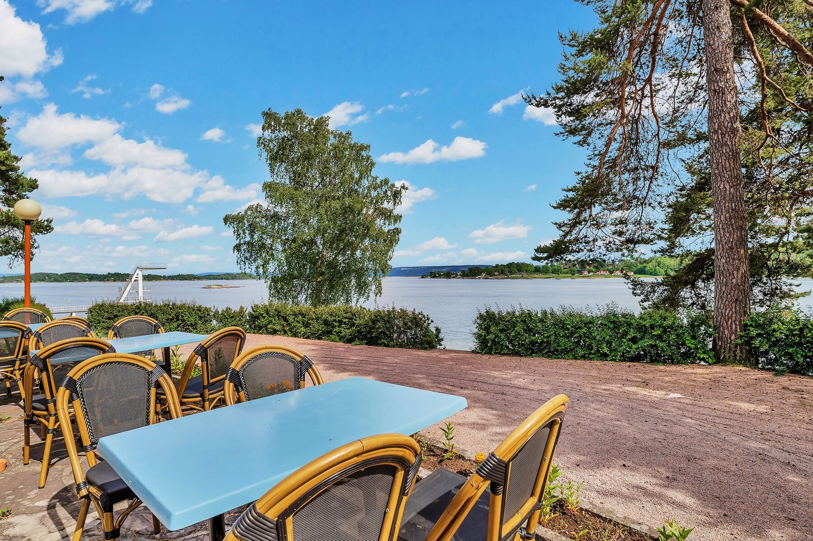 Utsikt ut mot fjorden og på venstre side kan du se det populære stupetårnet på Hvalstrand. Galleribilde