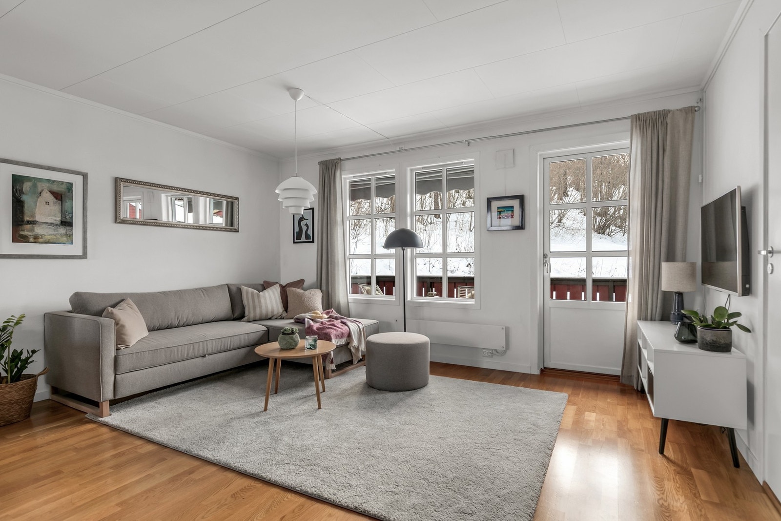 Fra stuen er det utgang til en flott, usjenert solrik balkong Galleribilde