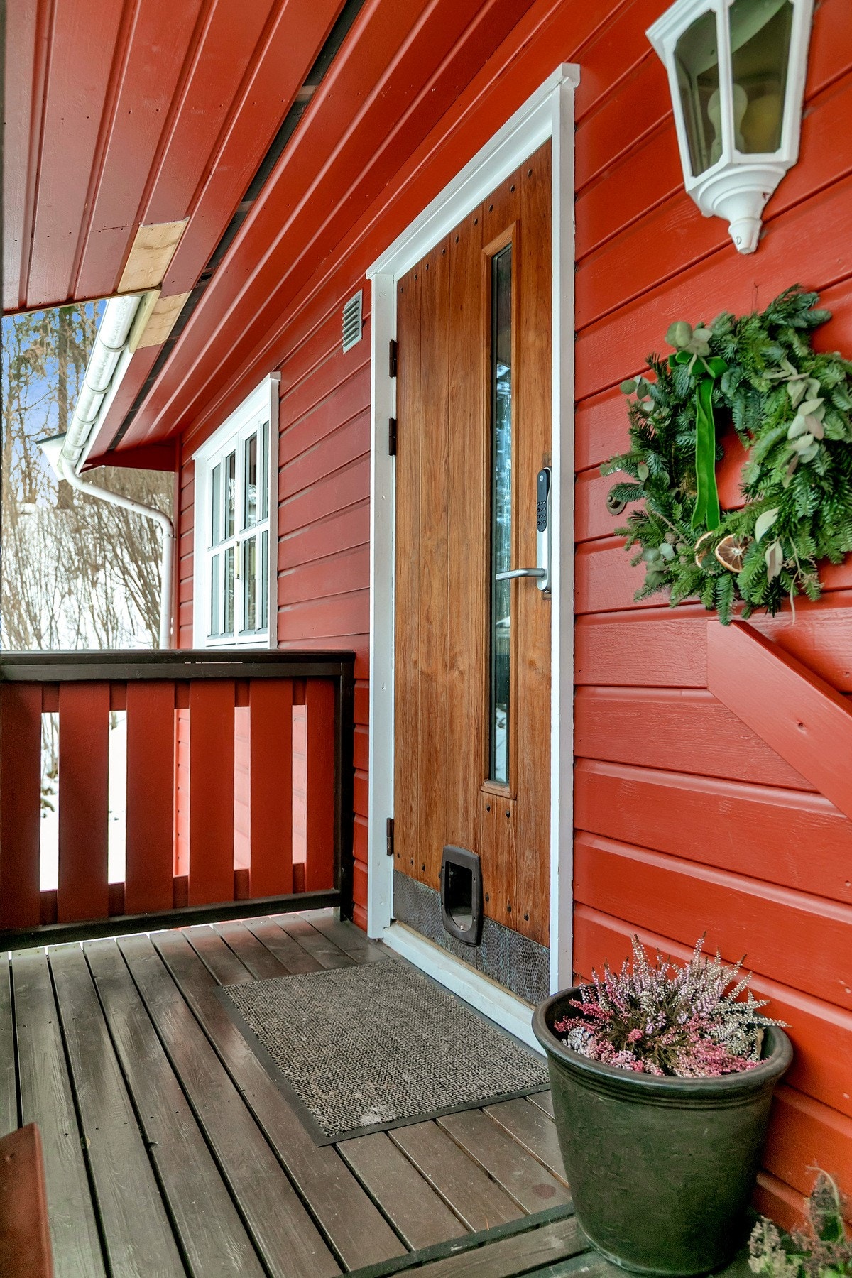 Trivelig overbygget inngangsparti Galleribilde