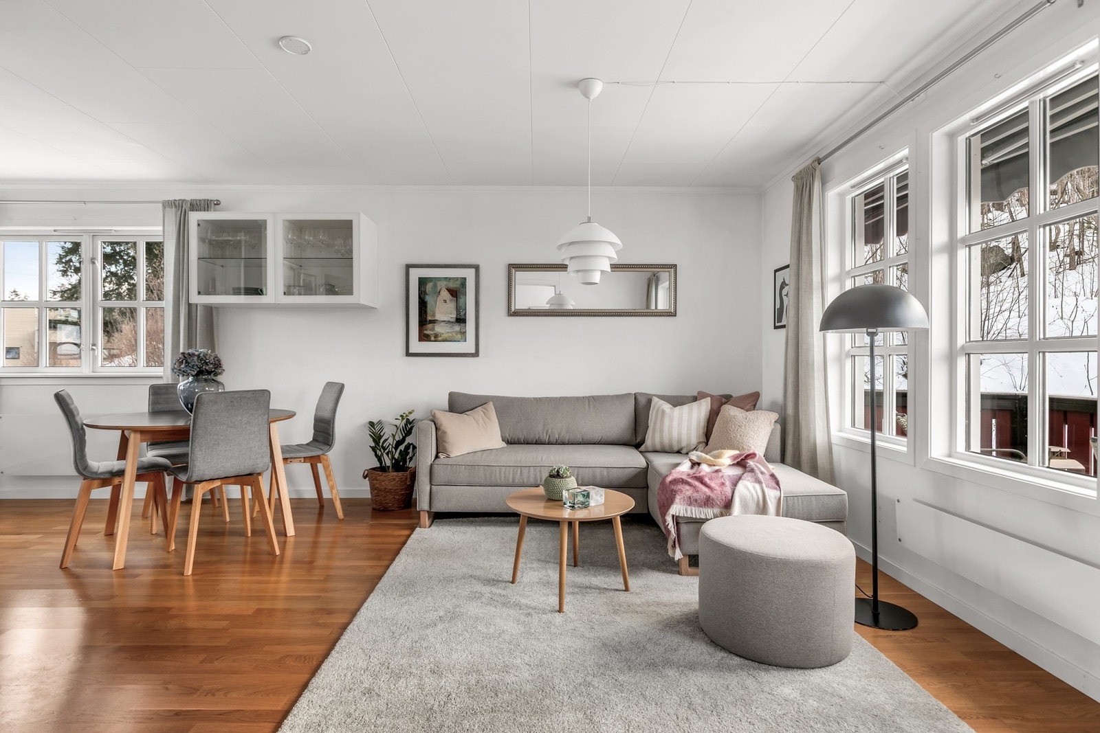 Det kommer rikelig med naturlig lys inn i leiligheten grunnet dens store vindusflater, dette skaper en fin og lun atmosfære Galleribilde