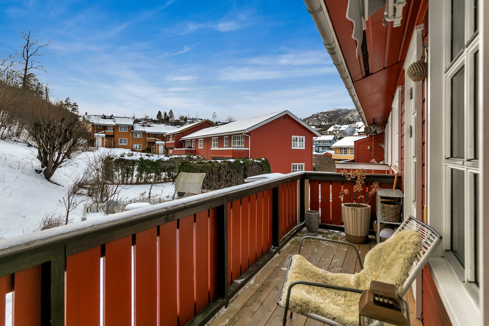 Balkongen ligger sydvestvendt til, og byr på meget gode solforhold. Galleribilde