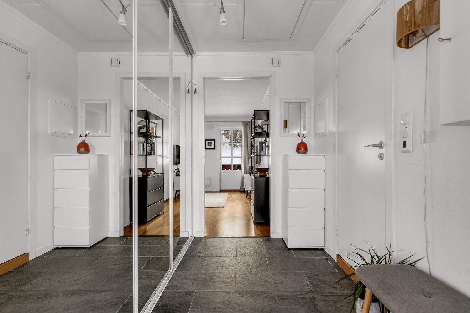 Entreen ble oppgradert i 2020 med nye fliser og varmekabler Galleribilde