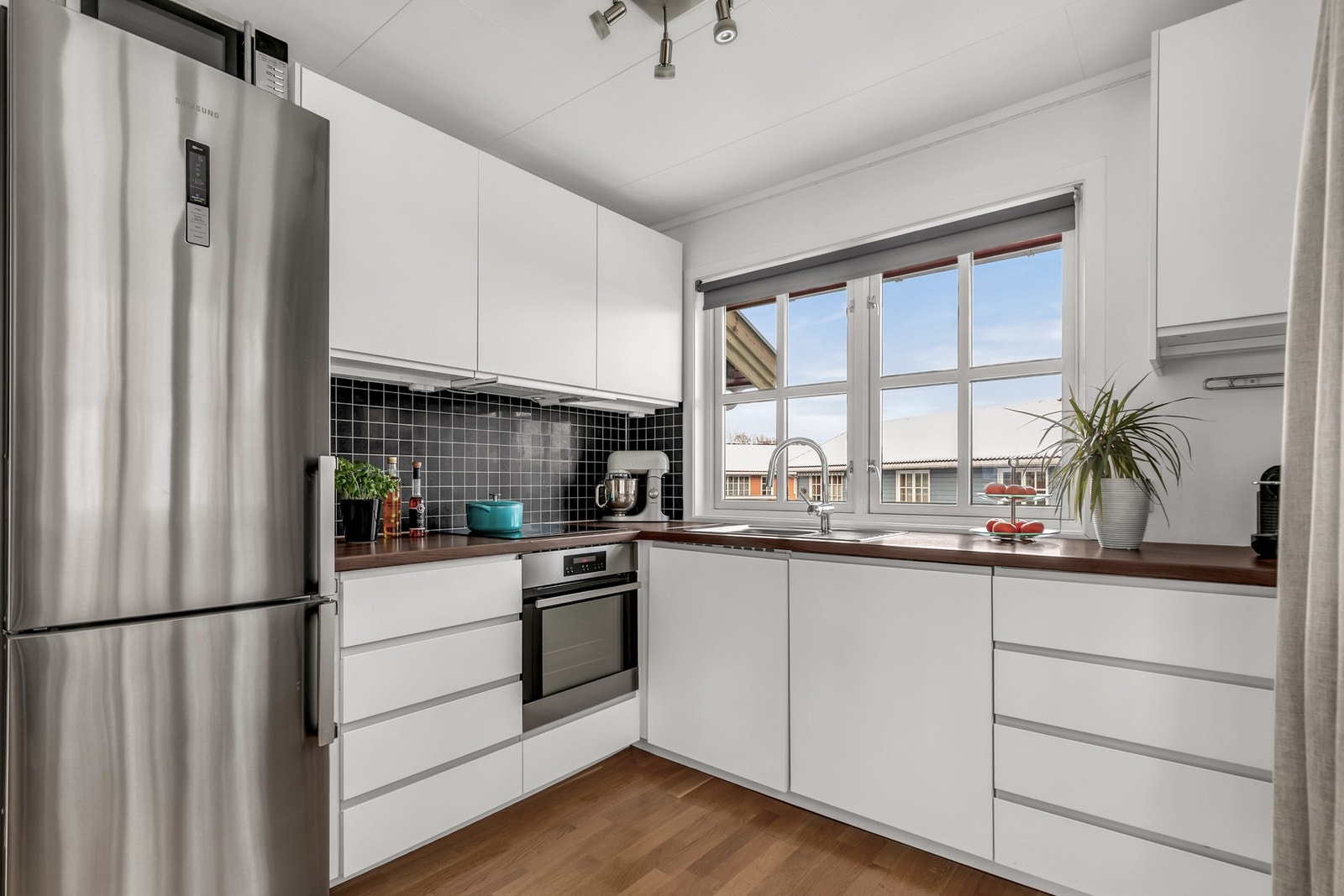 Kjøkkenet ble renovert i 2014 og det er gode oppbevarings muligheter samt benkeplass på kjøkkenet. Galleribilde