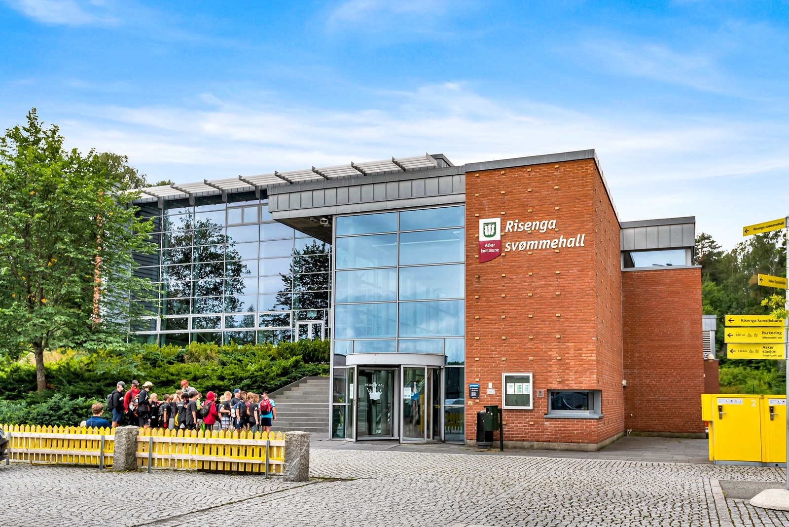 Det er ca. 5 minutter med bil fra boligen til Risenga svømmehall, som ligger i tilknytning til Risenga idrettspark med ishall og flere treningssentre. Galleribilde