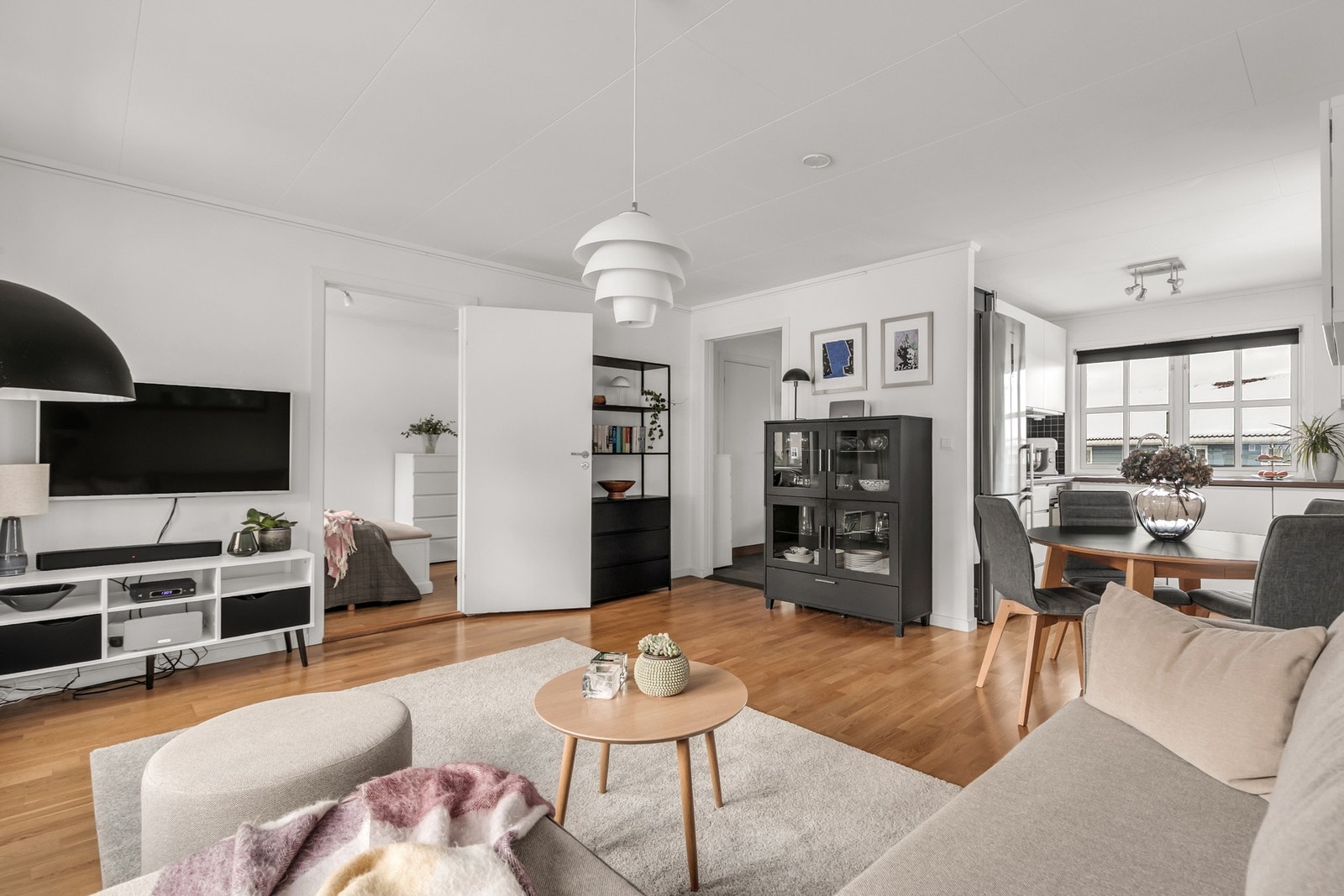 Gode møbleringsmuligheter for både hjørnesofa, spisebord og tv-løsning Galleribilde