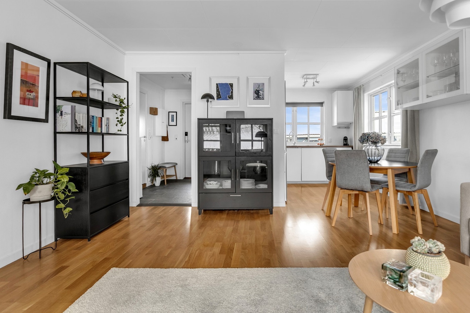 Kjøkkenet ligger i en åpen løsning ut mot stuen, som gjør det enkelt å kombinere sosialt samvær med matlaging Galleribilde