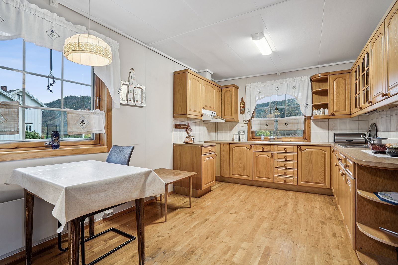 Boligen ligger med umiddelbar nærhet til marka og flott naturområder. Galleribilde