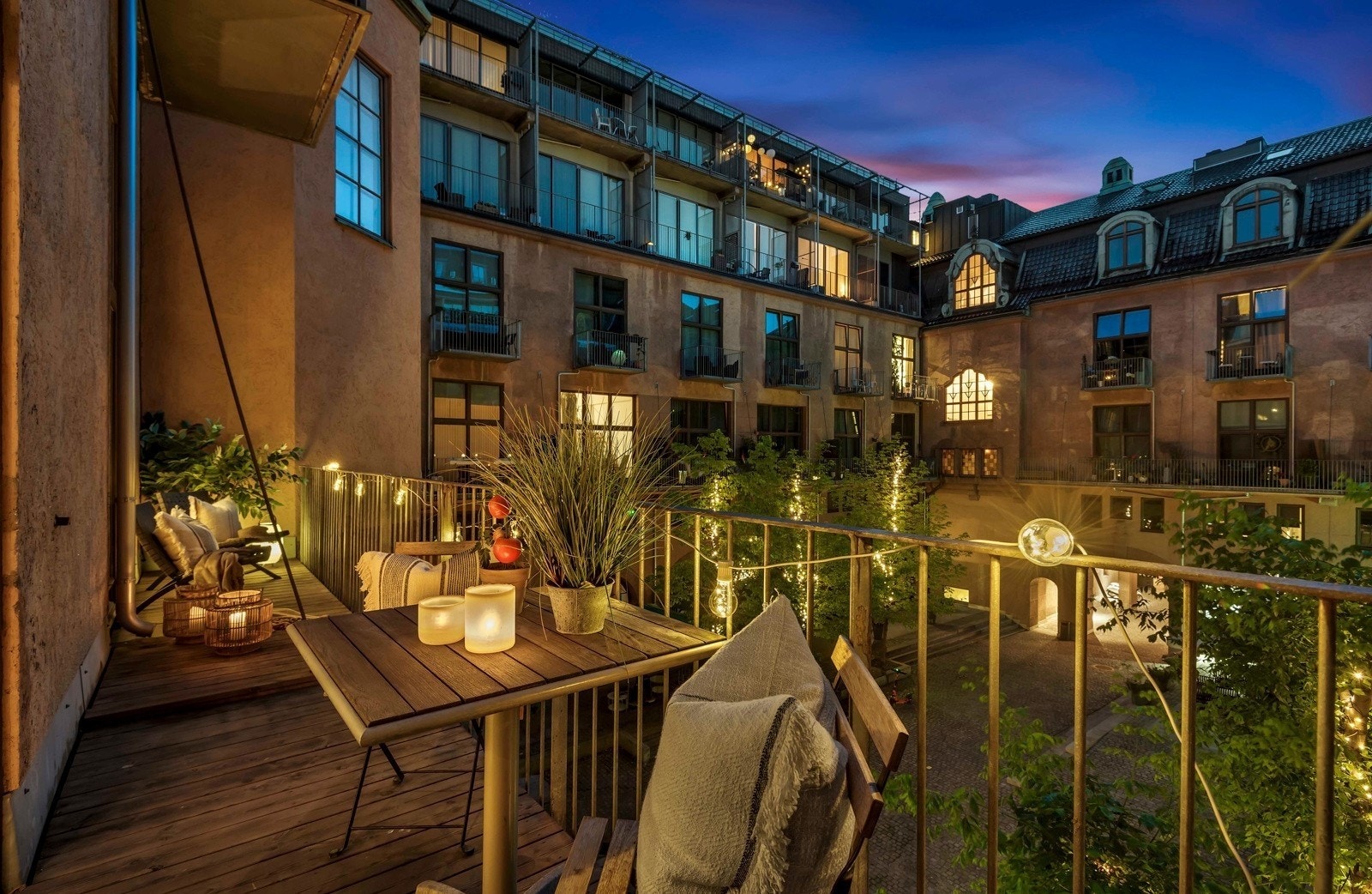 Balkongen vender mot bakgård Galleribilde