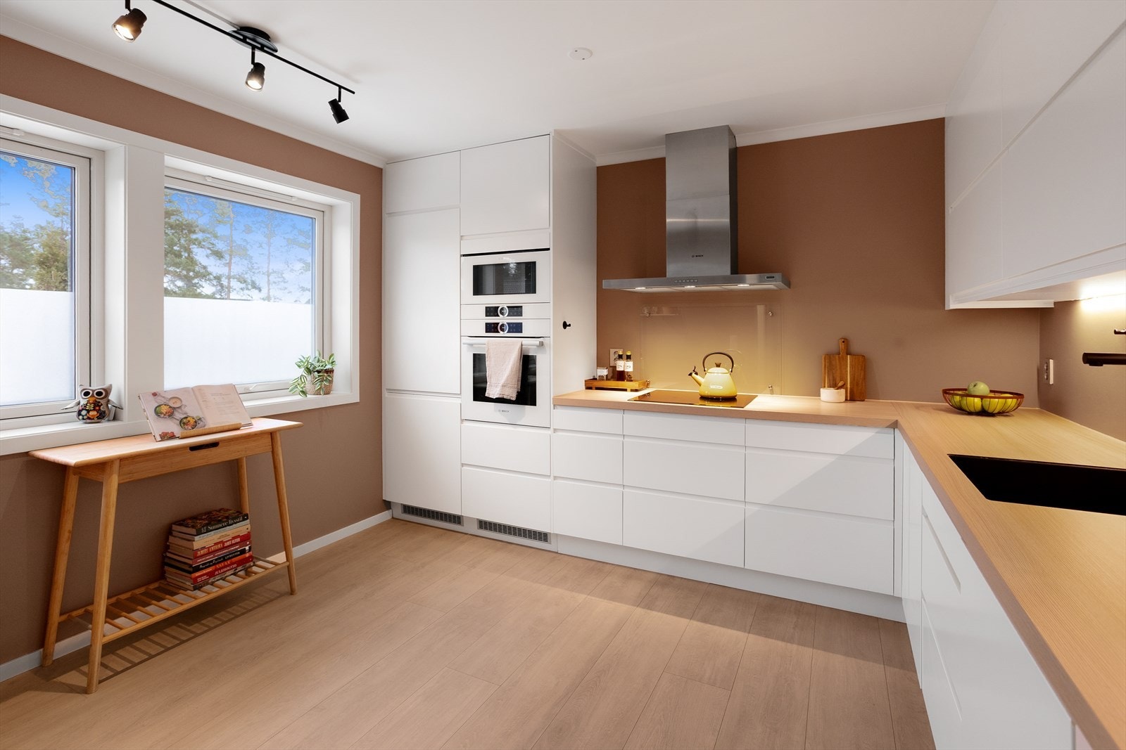 Kjøkkenet har kjøkkenfronter fra 2024. Innredningen har slette fronter som gir et stilrent uttrykk, kombinert med en benkeplate i laminat. Galleribilde