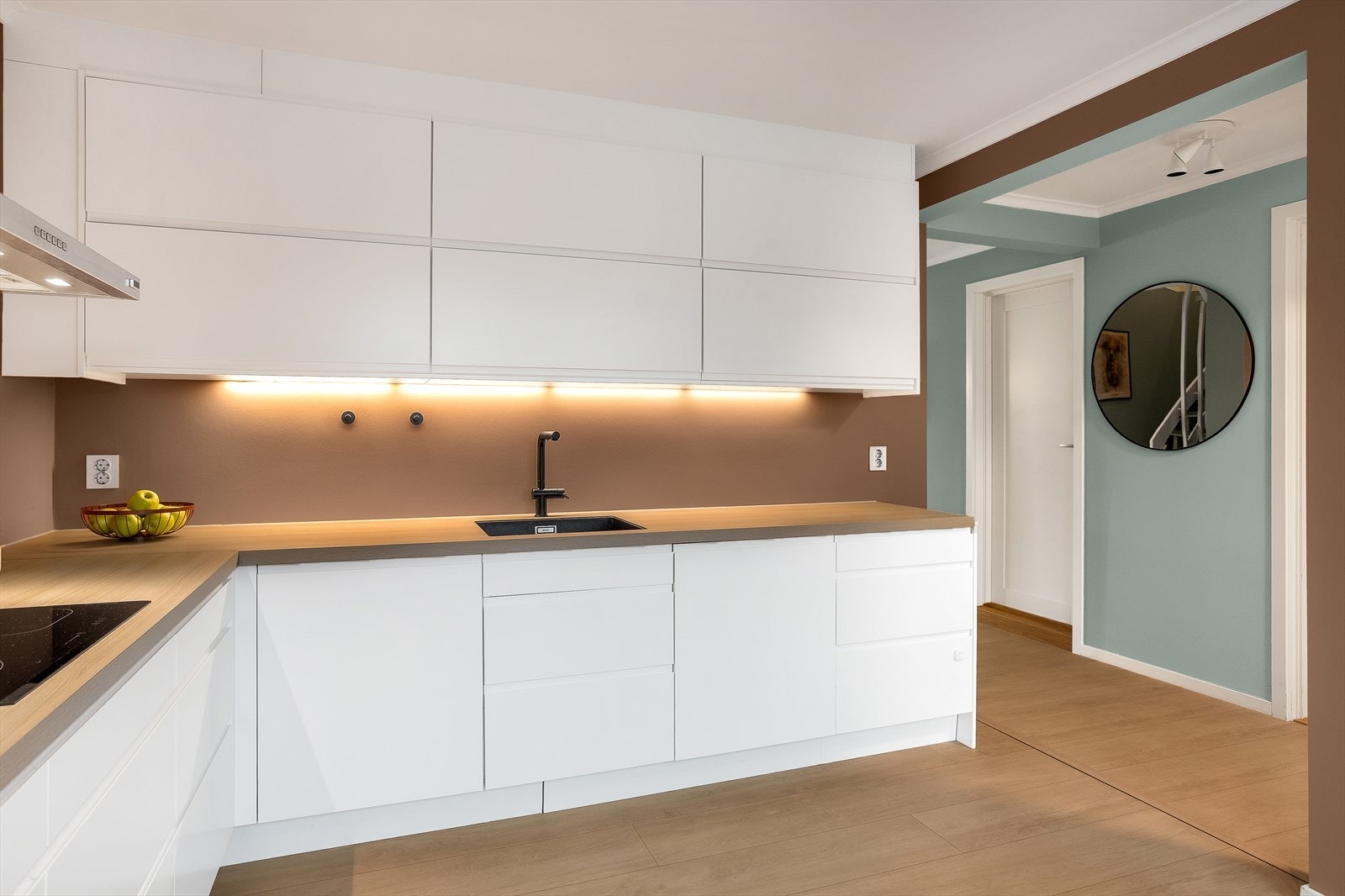 Det er montert lys under overskap som gir både god arbeidsbelysning og en hyggelig atmosfære. Galleribilde