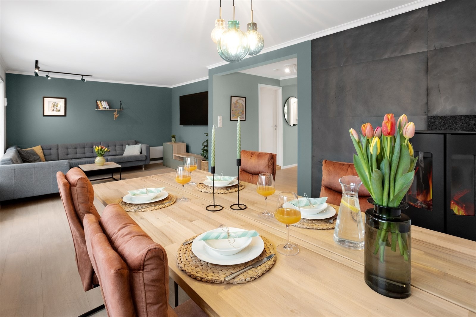 Lun spiseplass med vindu som slipper inn rikelig med dagslys. Galleribilde