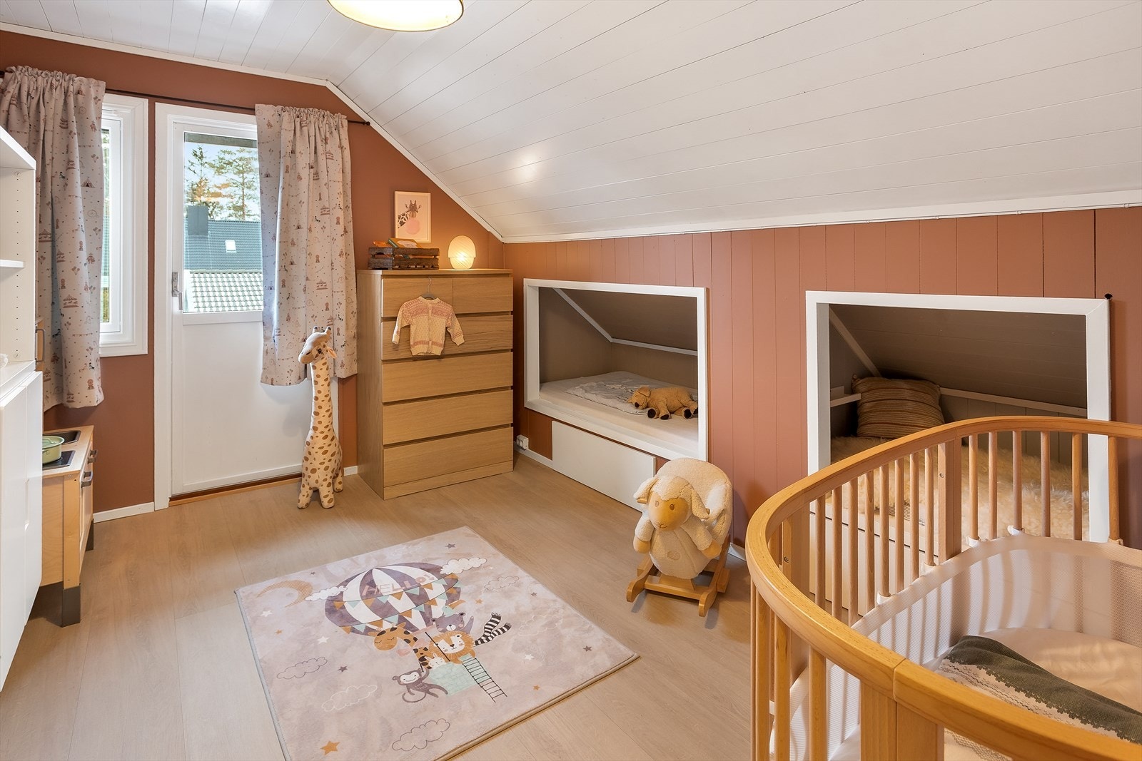 Soverom 3. Rommet har direkte utgang til en overbygget veranda på ca. 8 m². Galleribilde