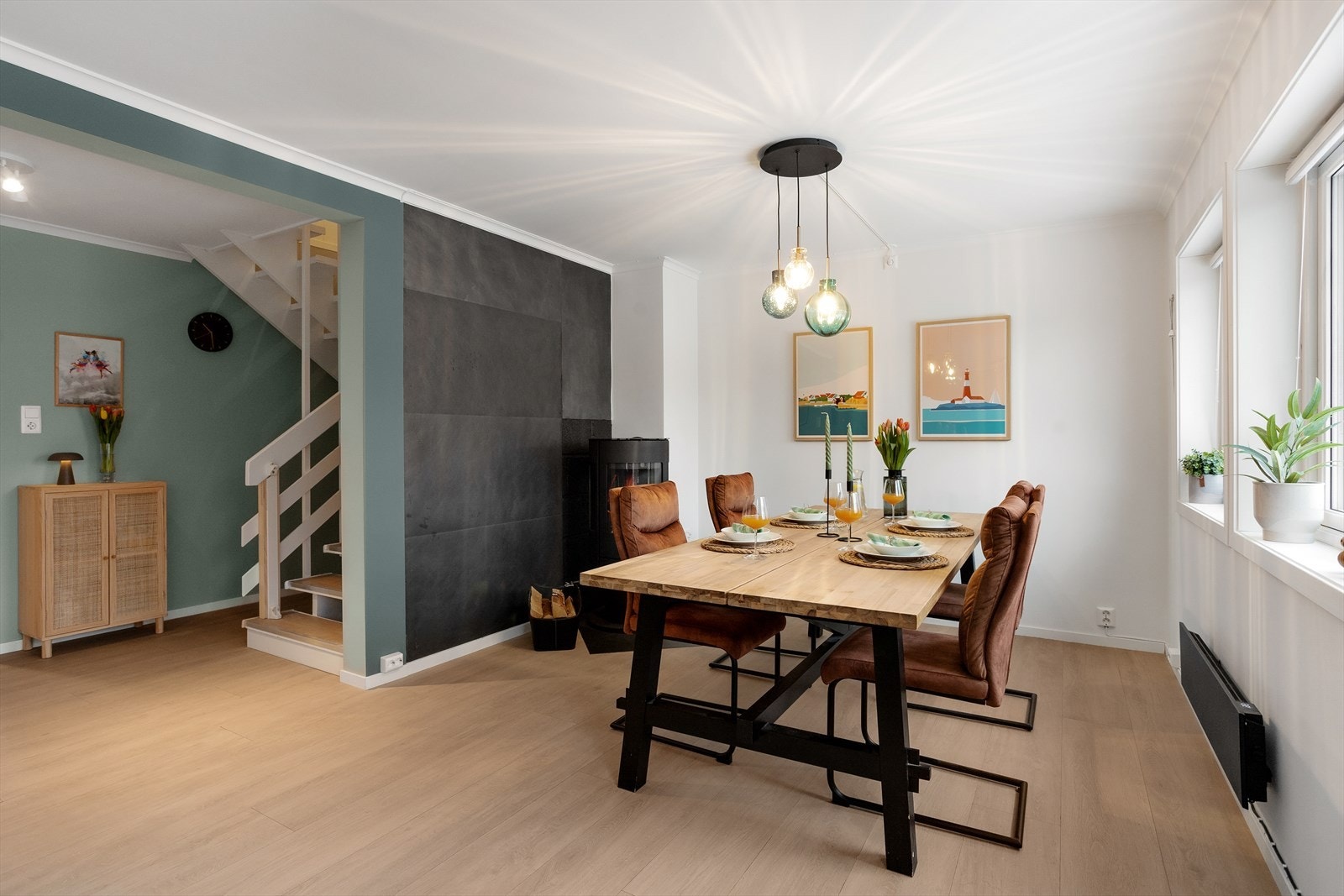 Romslig spiseplass i tilknytning stua. Galleribilde