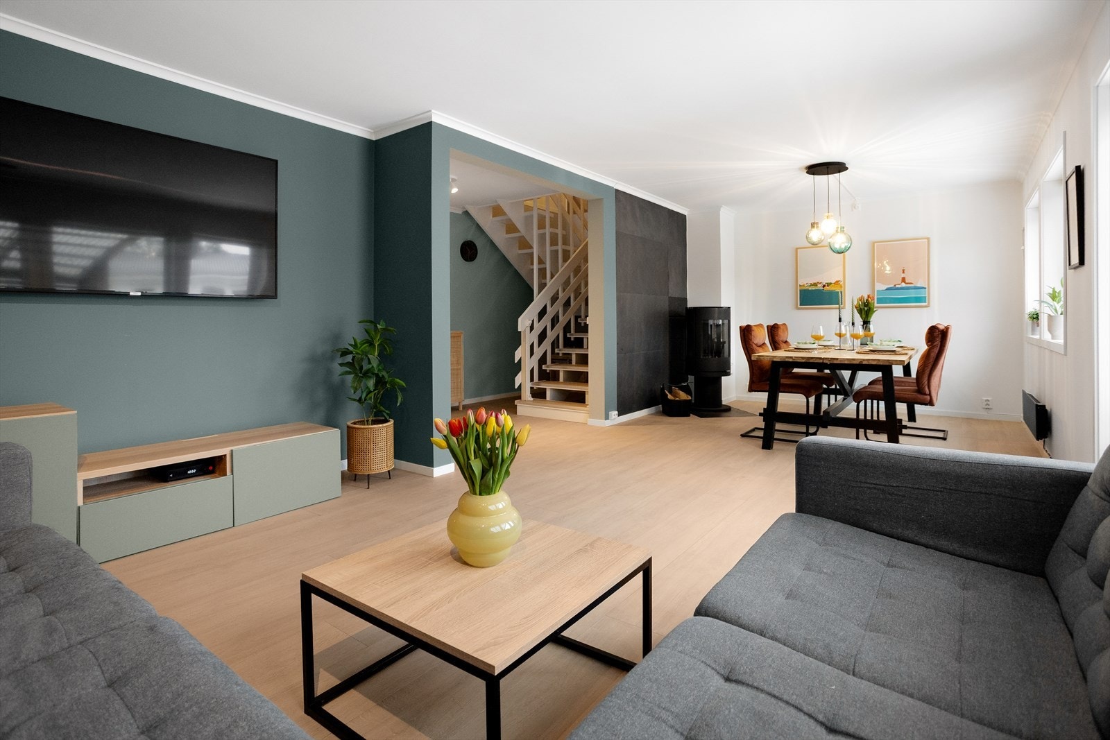 Det er installert en lukket vedovn som gir både varme og hygge på kalde dager. Galleribilde