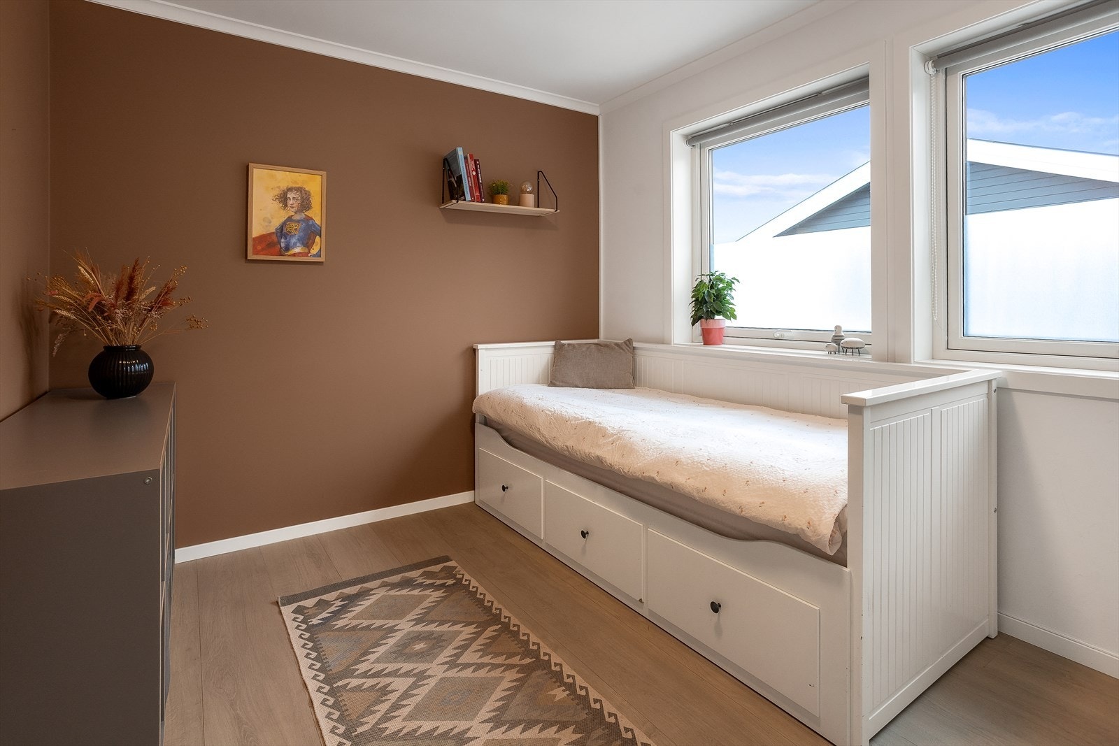 Soverom 1. Boligen har tre soverom, hvorav ett ligger i 1. etasje og to i 2. etasje. Galleribilde