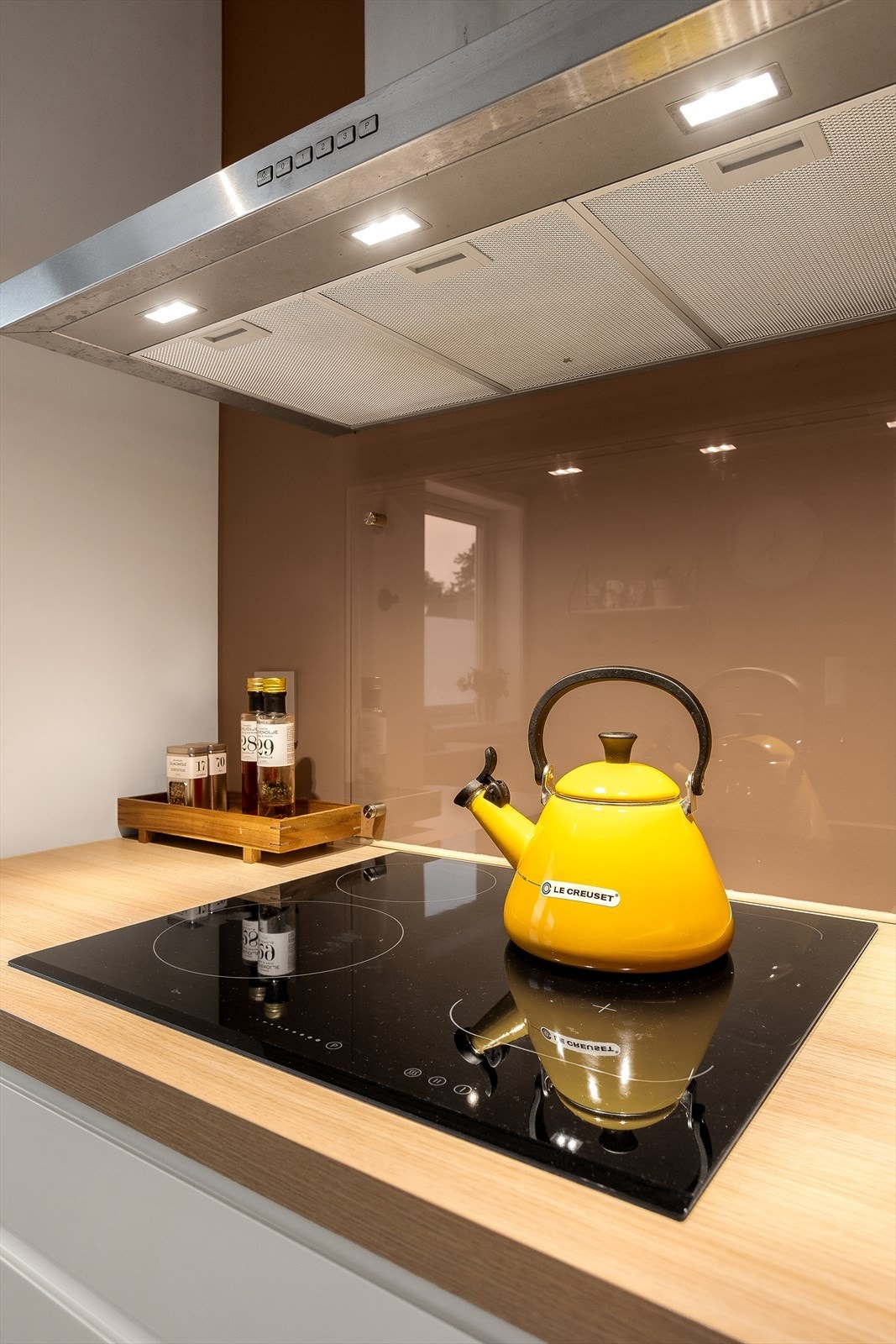 Det er kjøkkenventilator med avtrekk ut. Galleribilde