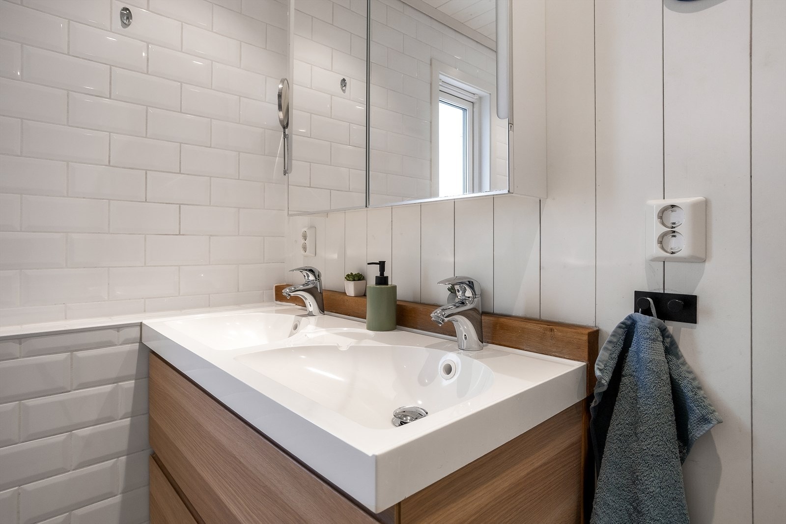 Det er panel i himling og på én vegg, mens øvrige vegger er flislagt. Gulvet er flislagt og har varmekabler som gir god komfort året rundt. Galleribilde