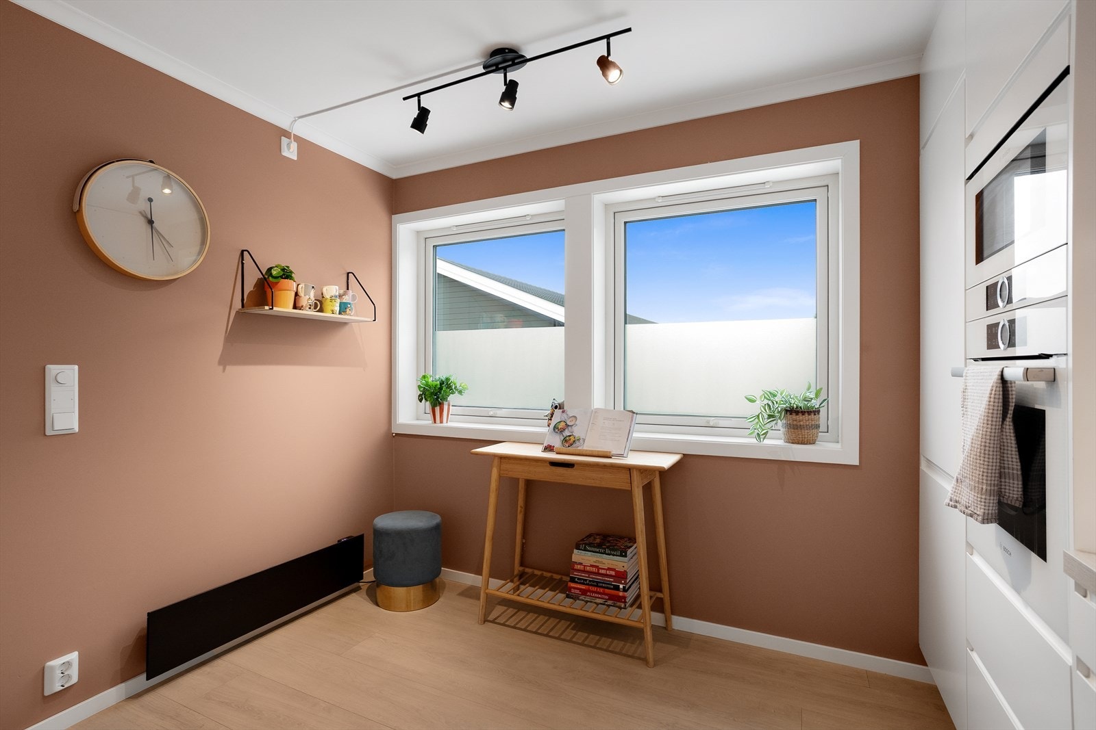 Store vindusflater som slipper inn godt med naturlig lys på kjøkkenet. Galleribilde