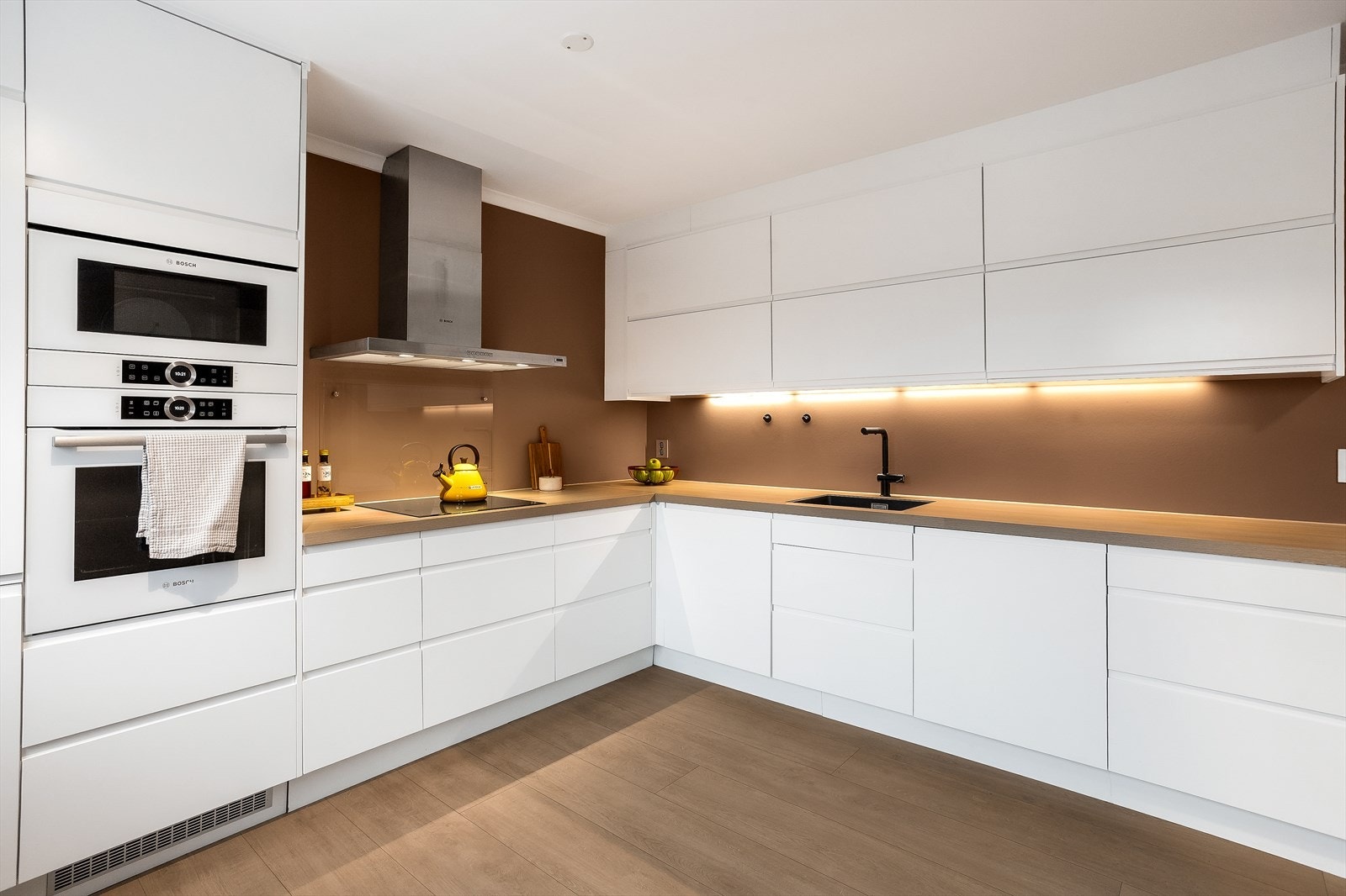 Kjøkkenet fremstår som både moderne og tidløst, med lyse overflater og god plass til oppbevaring. Galleribilde