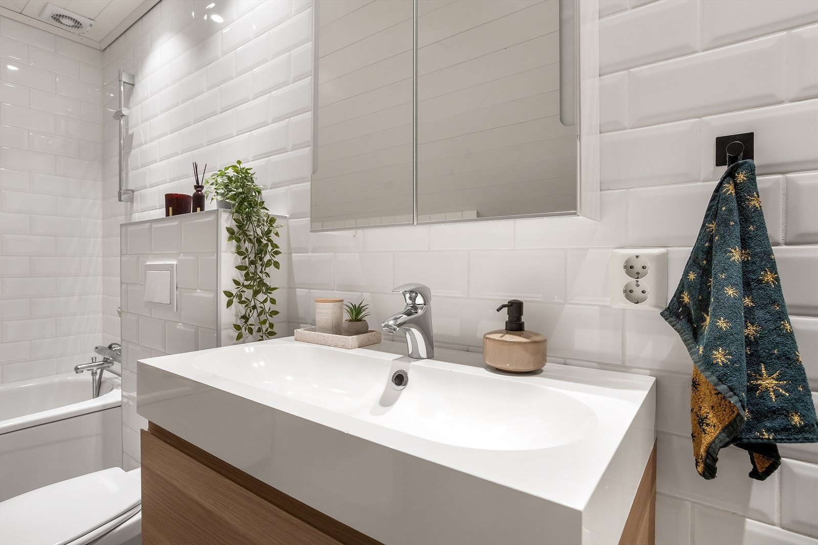 Rommet har flislagte gulv med behagelige varmekabler og en kombinasjon av fliser og panel på veggene. For øvrig er mekanisk avtrekk. Galleribilde