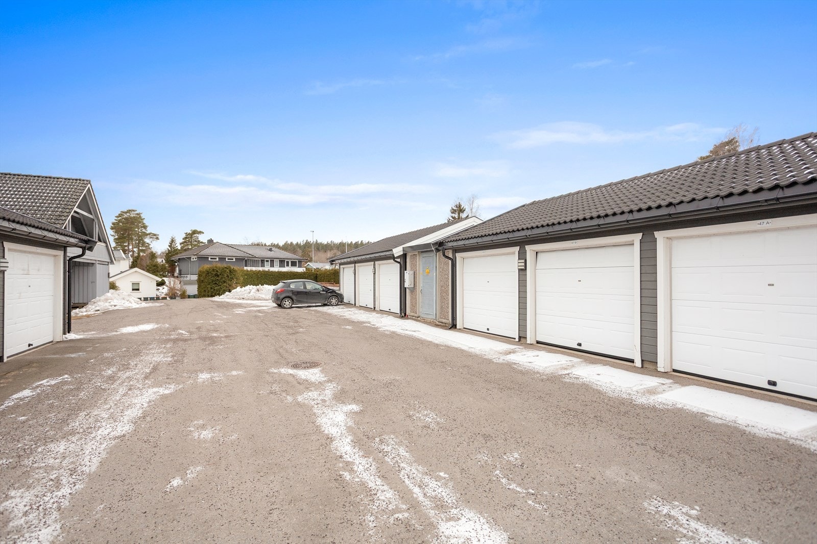 Boligen disponerer garasjeplass i felles rekkegarasje. Galleribilde