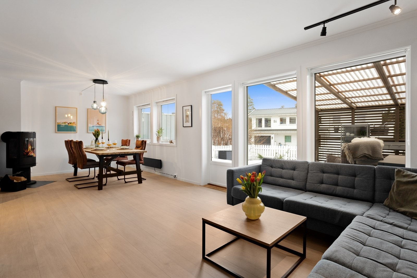 Stuen fremstår lys og innbydende med store vindusflater som slipper inn rikelig naturlig lys. Galleribilde