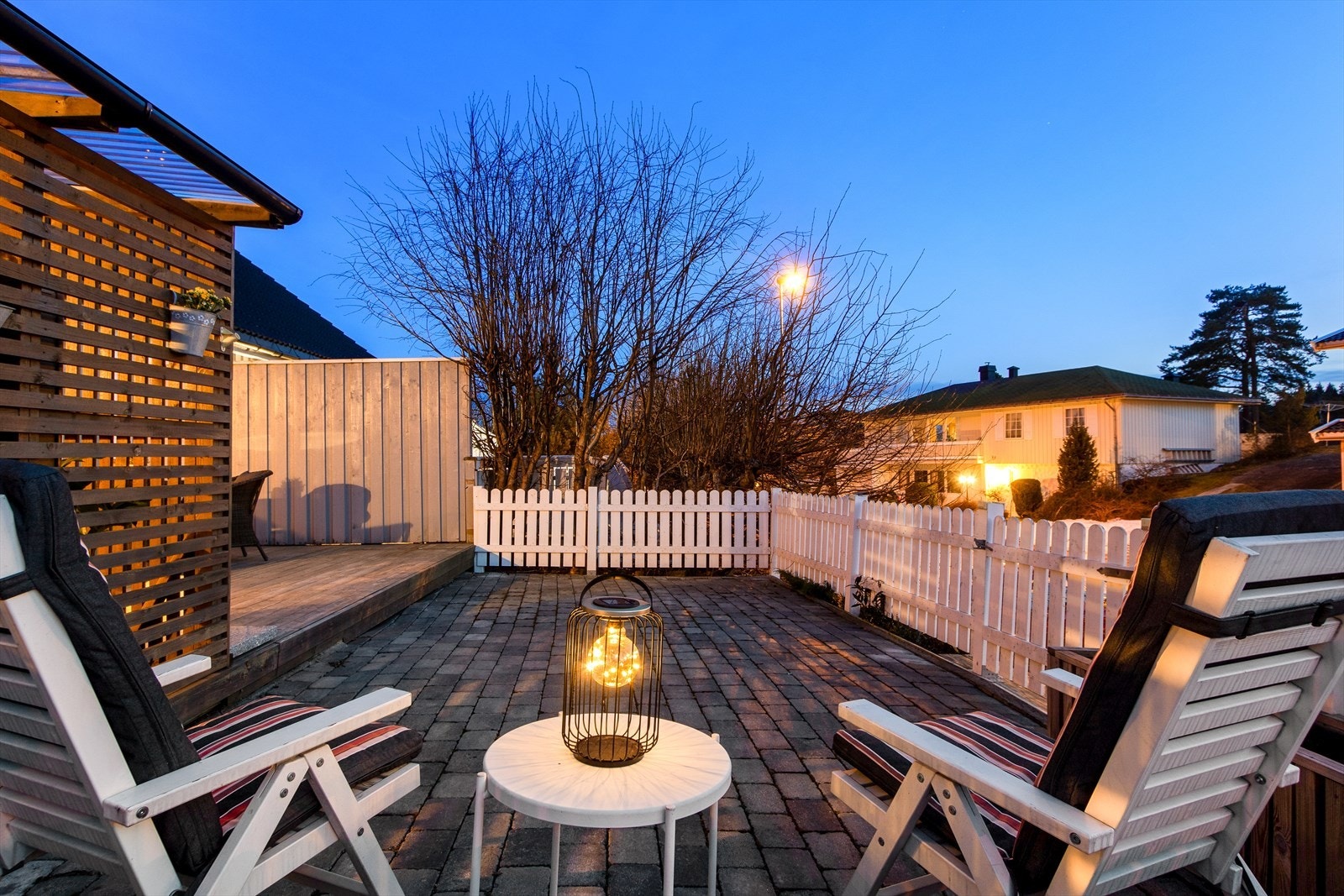 Innbydende uteplass med plass til ulike møberingssoner Galleribilde