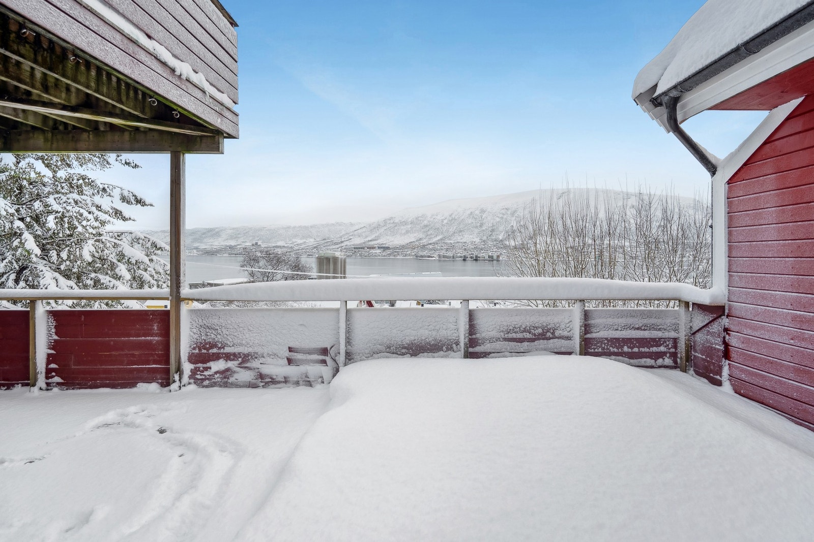Nydelig utsikt fra svært romslig balkong Galleribilde