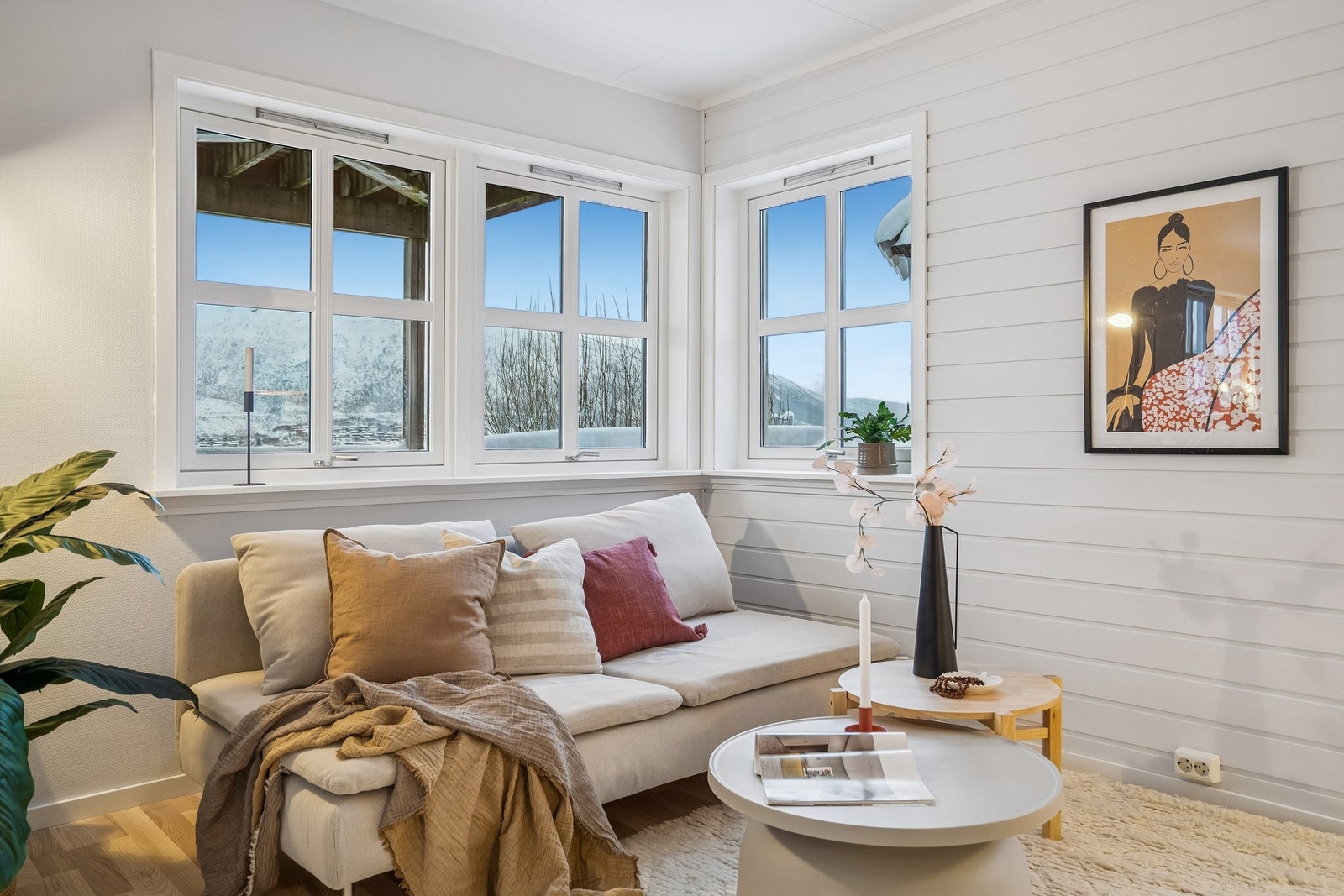 God utsikt og godt med lysinnslipp fra stuens vinduer Galleribilde