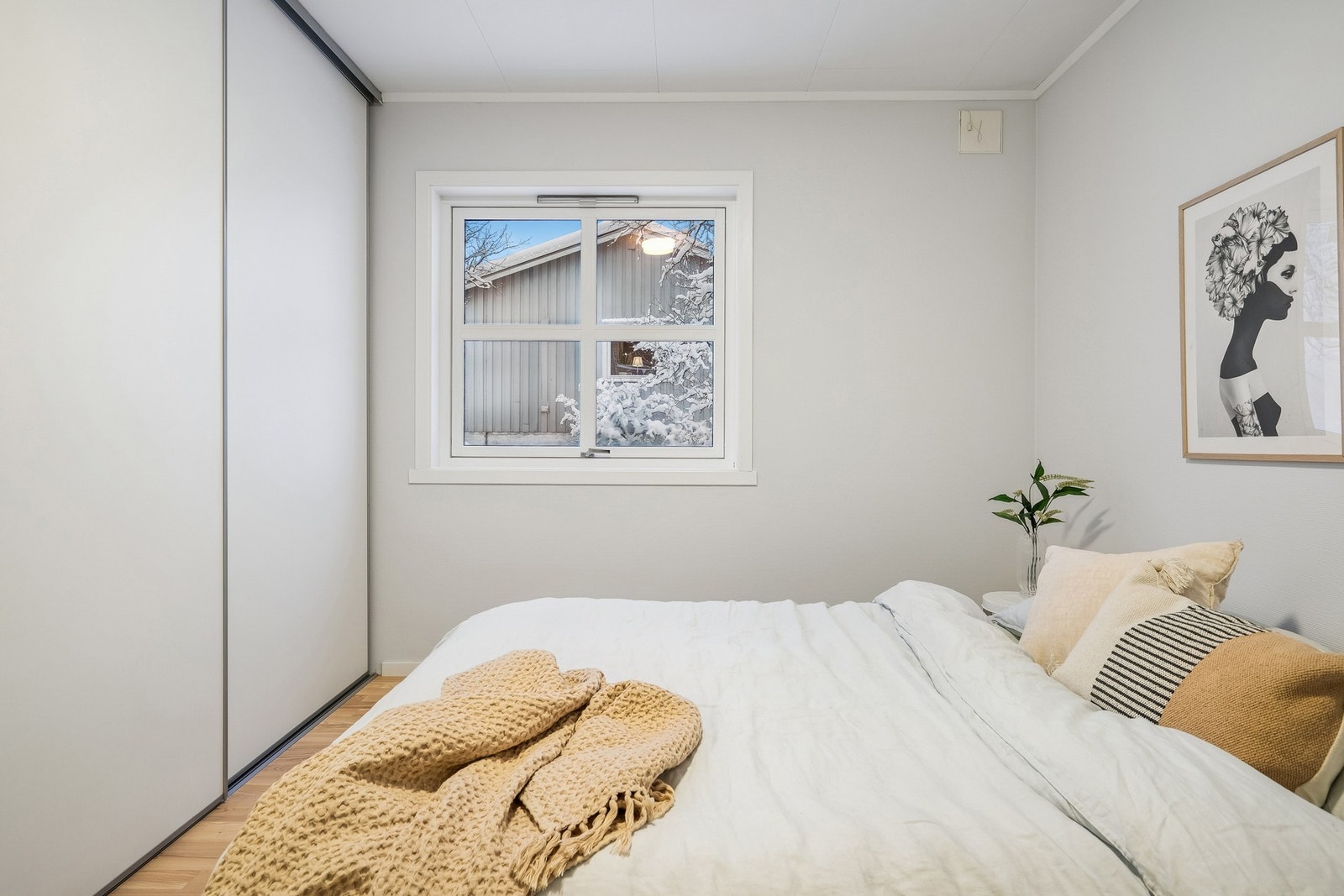 med skyvedørsgarderobe Galleribilde