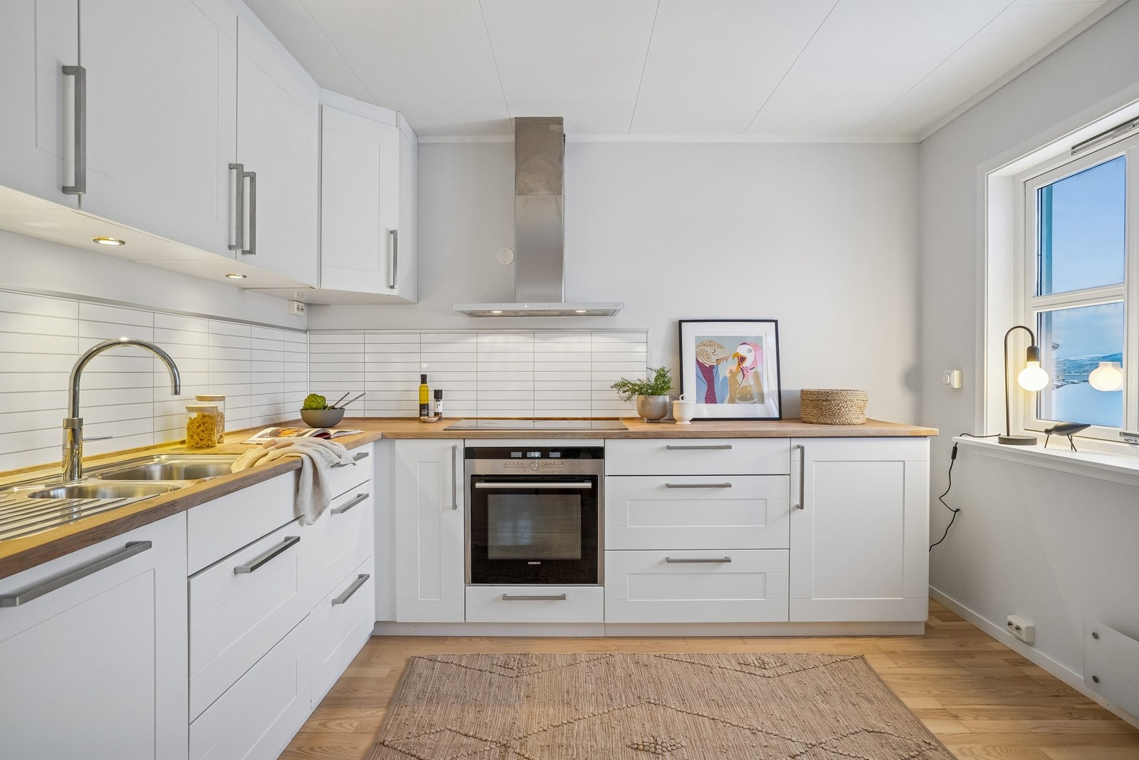 Romslig og pent kjøkken med godt med skap- og benkeplass Galleribilde