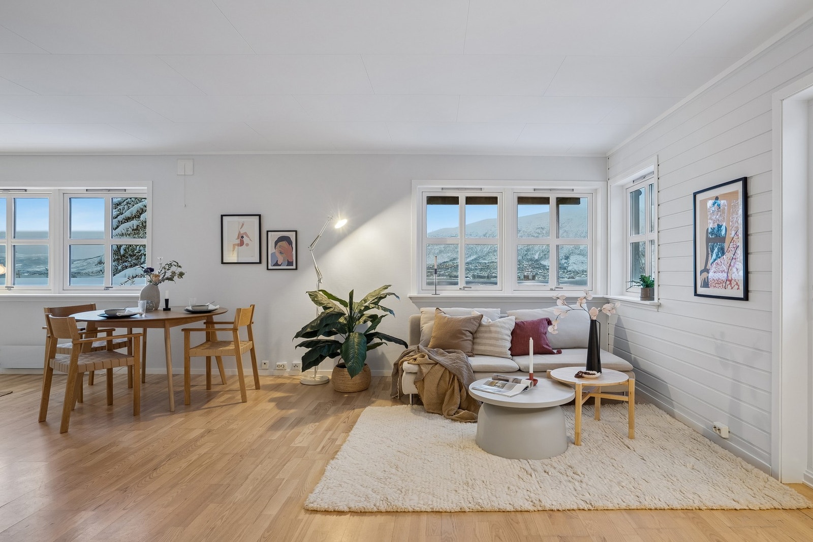 Velkommen til Ishavsvegen 16B - presentert av Mads Jørgensen Ulve ved EiendomsMegler1 avd. Strandtorget Galleribilde