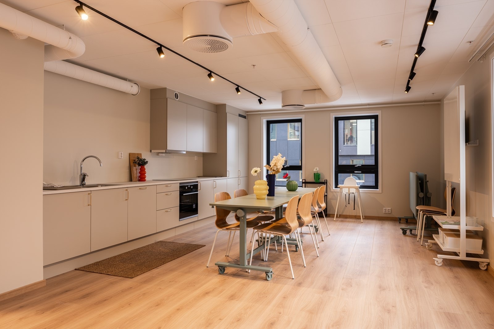 Beboerne får tilgang til mange flotte fellesrom. Perfekt om man vil invitere venner og familie til sosiale lag. Galleribilde