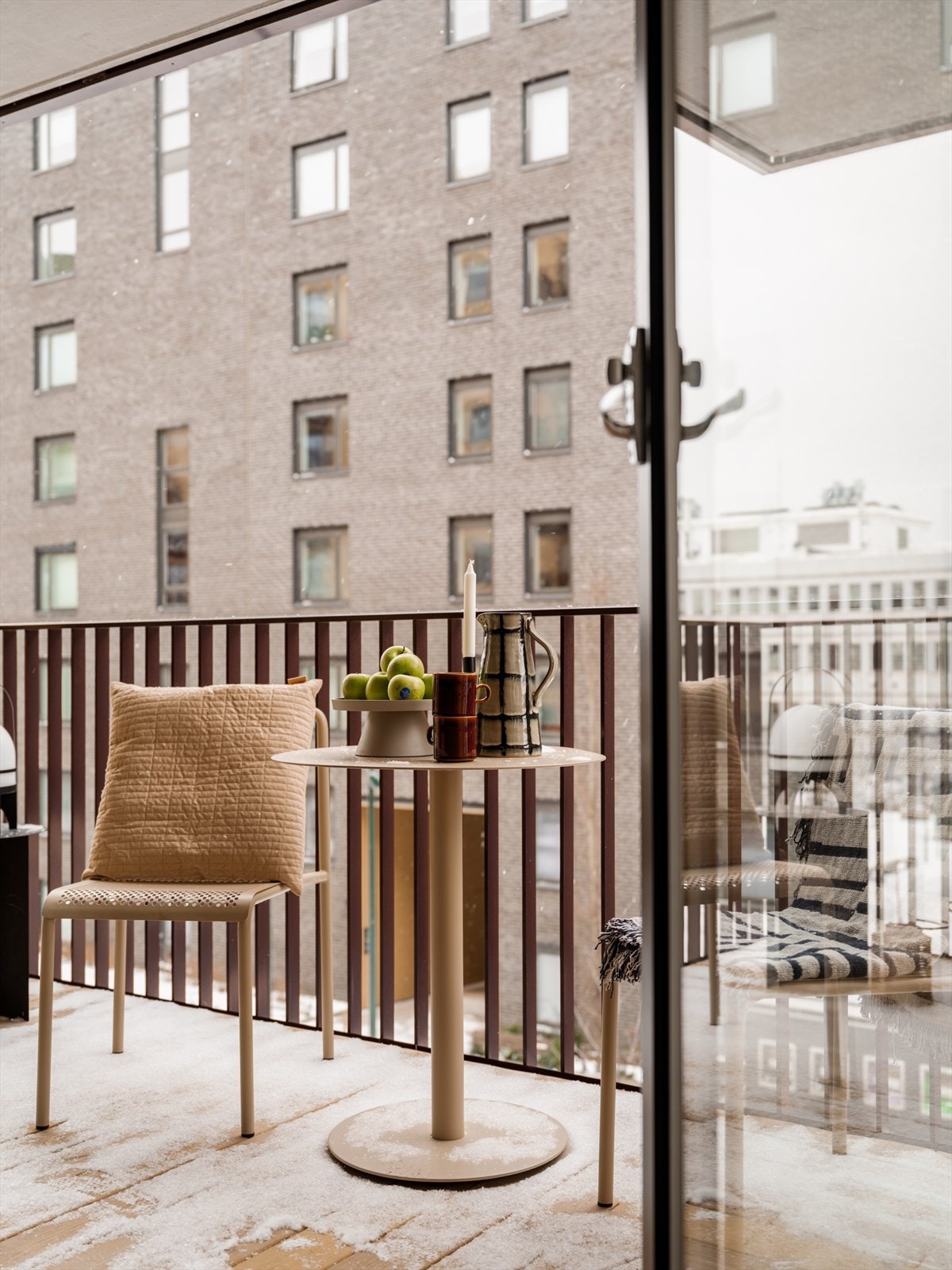 Balkongen blir en naturlig forlengelse av stuen på varme sommerdager. Galleribilde