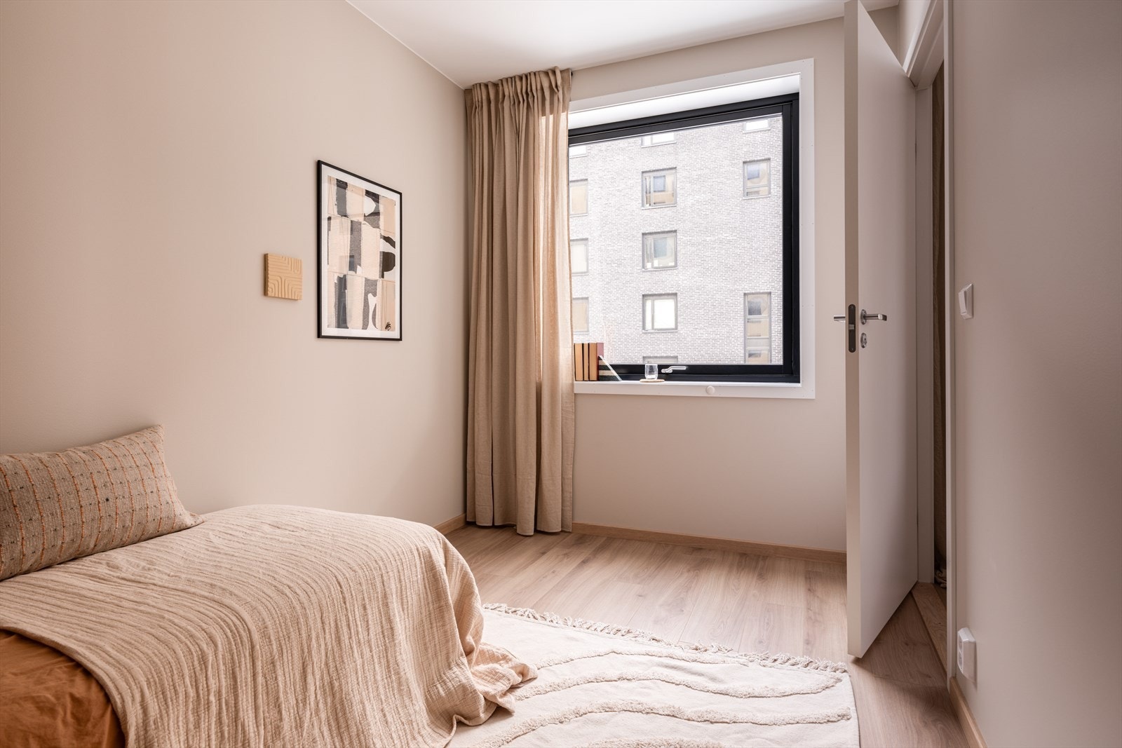 Den gode størrelsen gir plass til oppbevaring, skrivepult eller hva enn du måtte ønske. Galleribilde