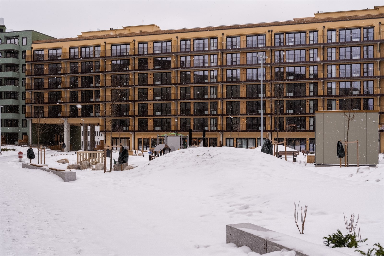 Fasade. På sommerstid blir dette en frodig og innbydende oase med god boltreplass. Galleribilde